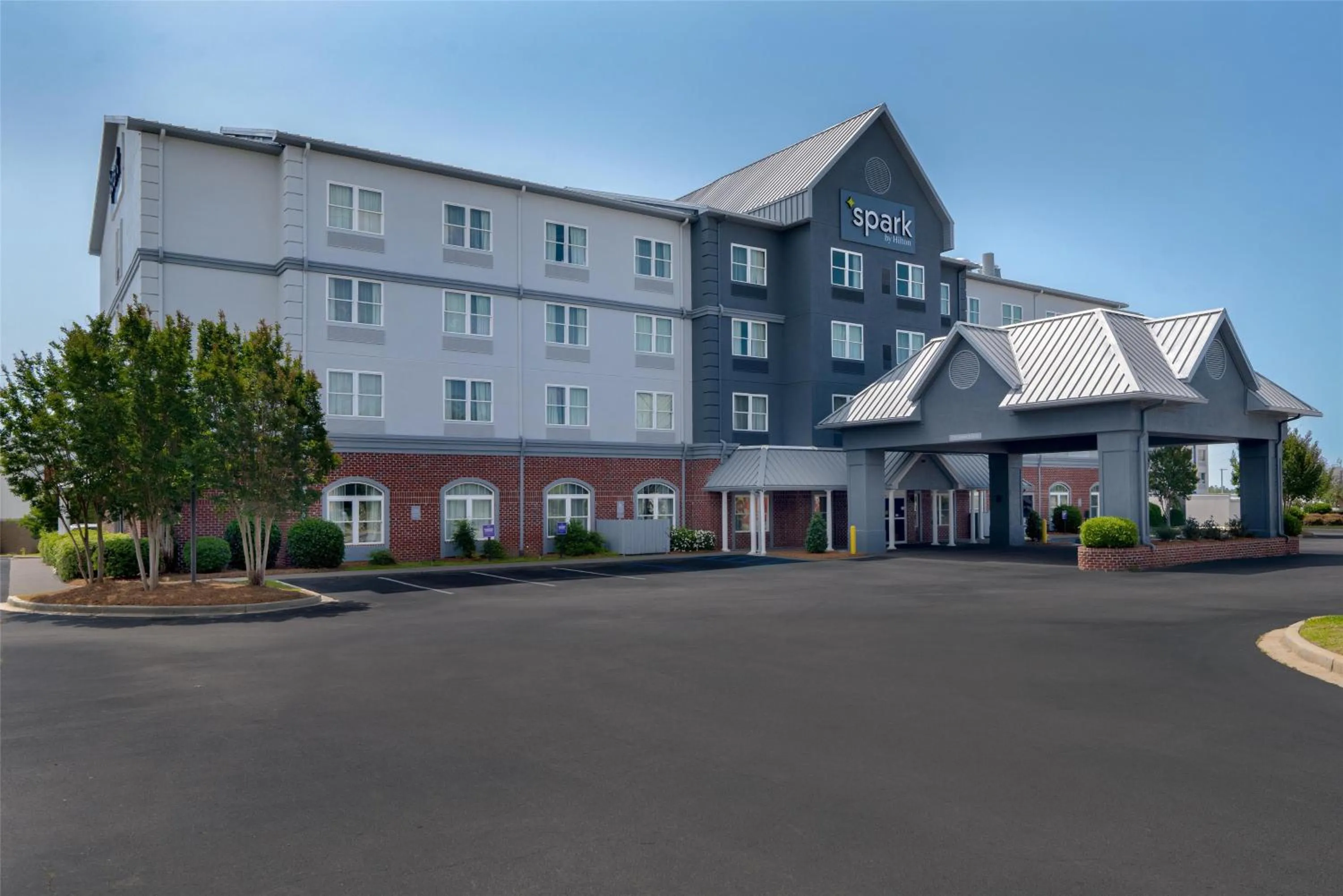 Property building in Spark By Hilton Orangeburg