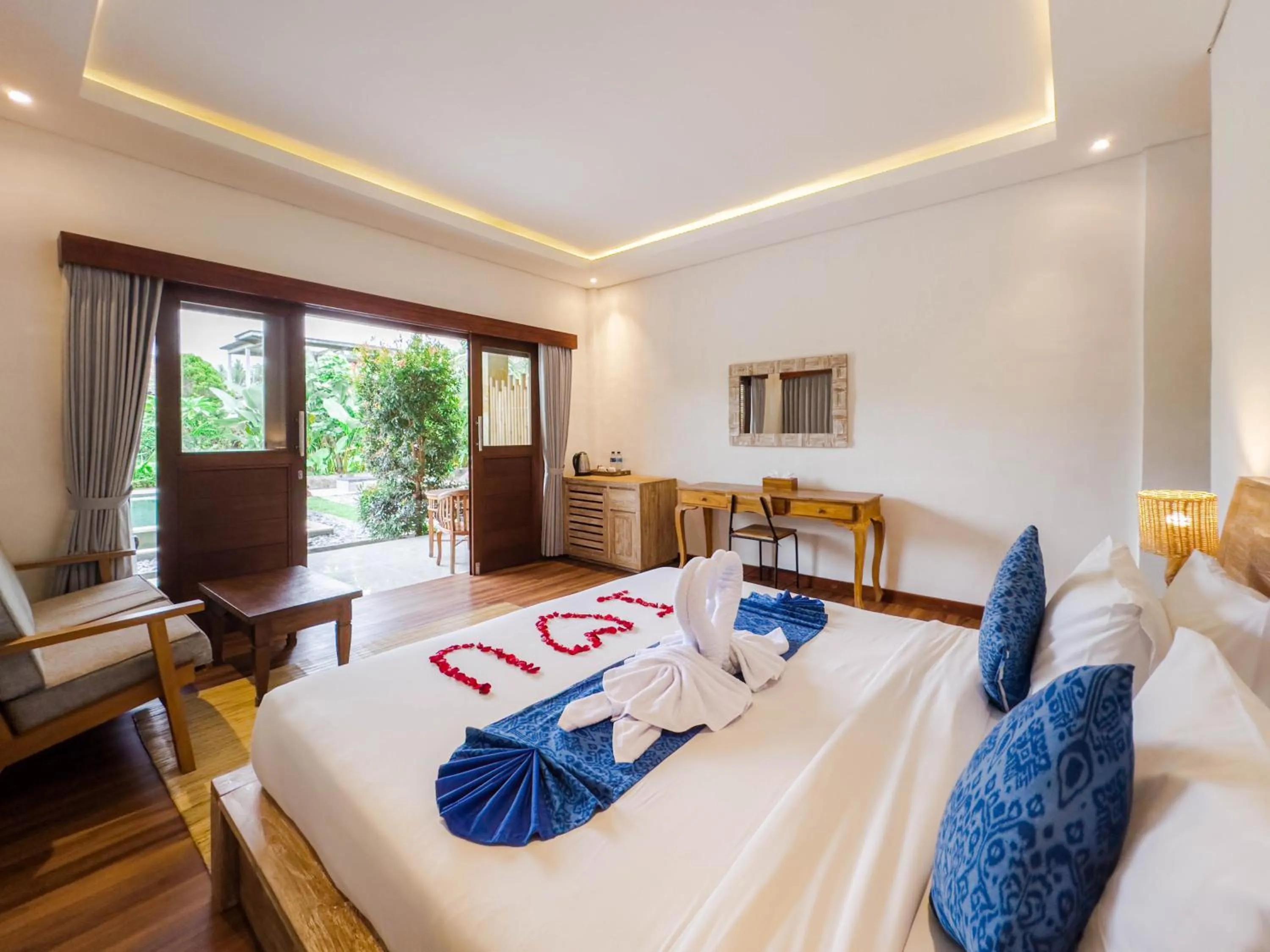 Photo of the whole room, Bed in Ubud Shanti Rice Field House By Supala