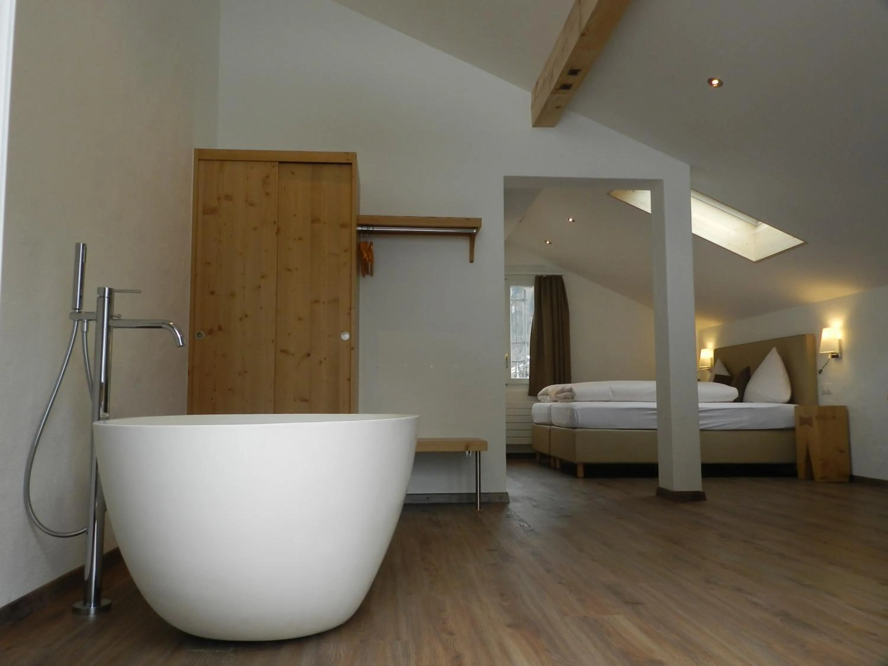 Bath, Bed in Hotel Silberhorn