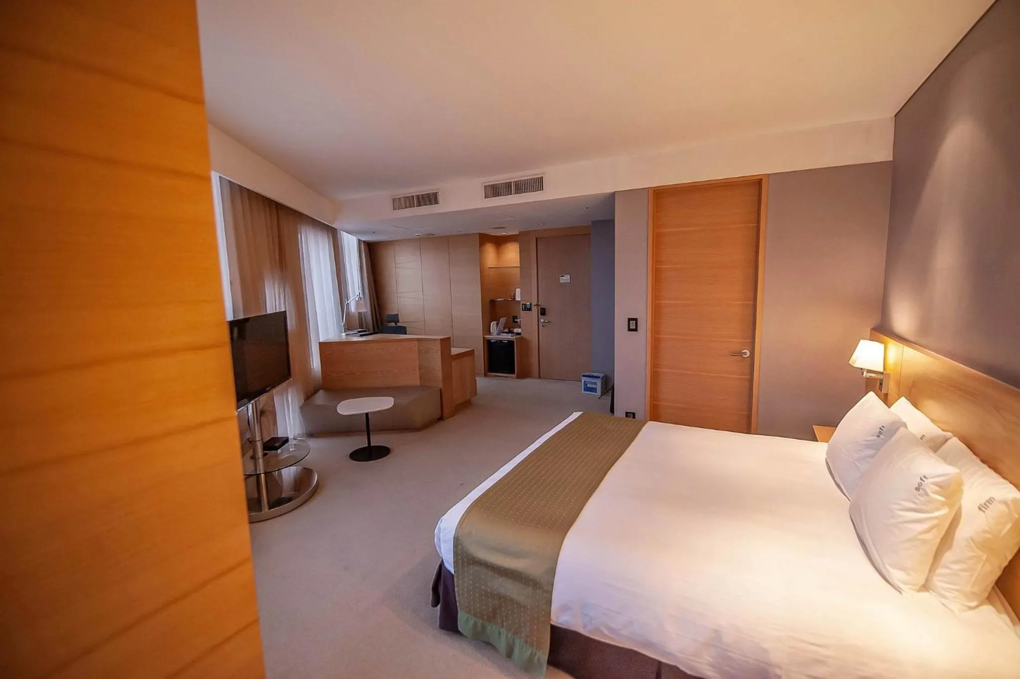 Photo of the whole room, Bed in Holiday Inn Gwangju by IHG