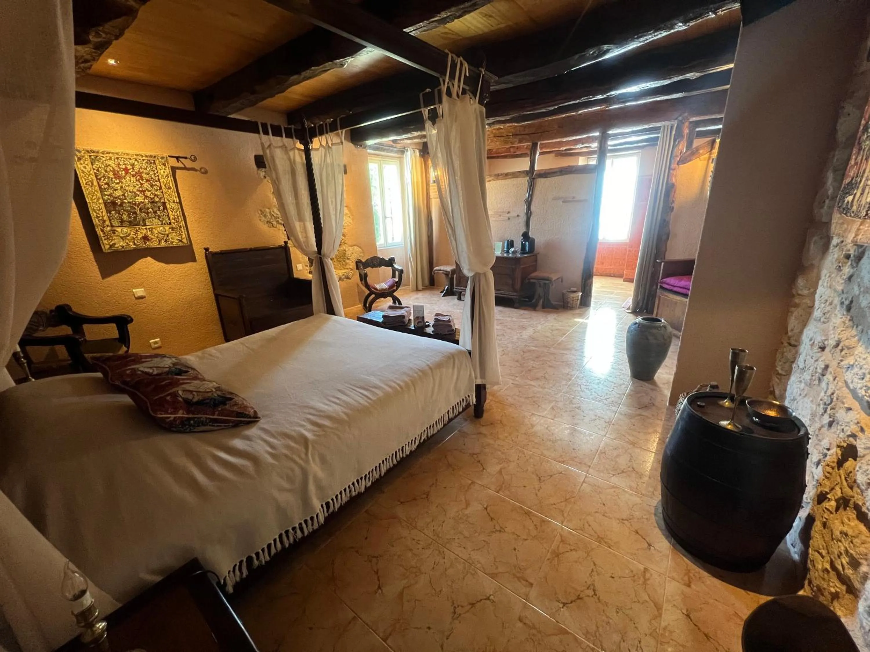 Photo of the whole room, Bed in Le Relais des Chevaliers "La Suite des Seigneurs"