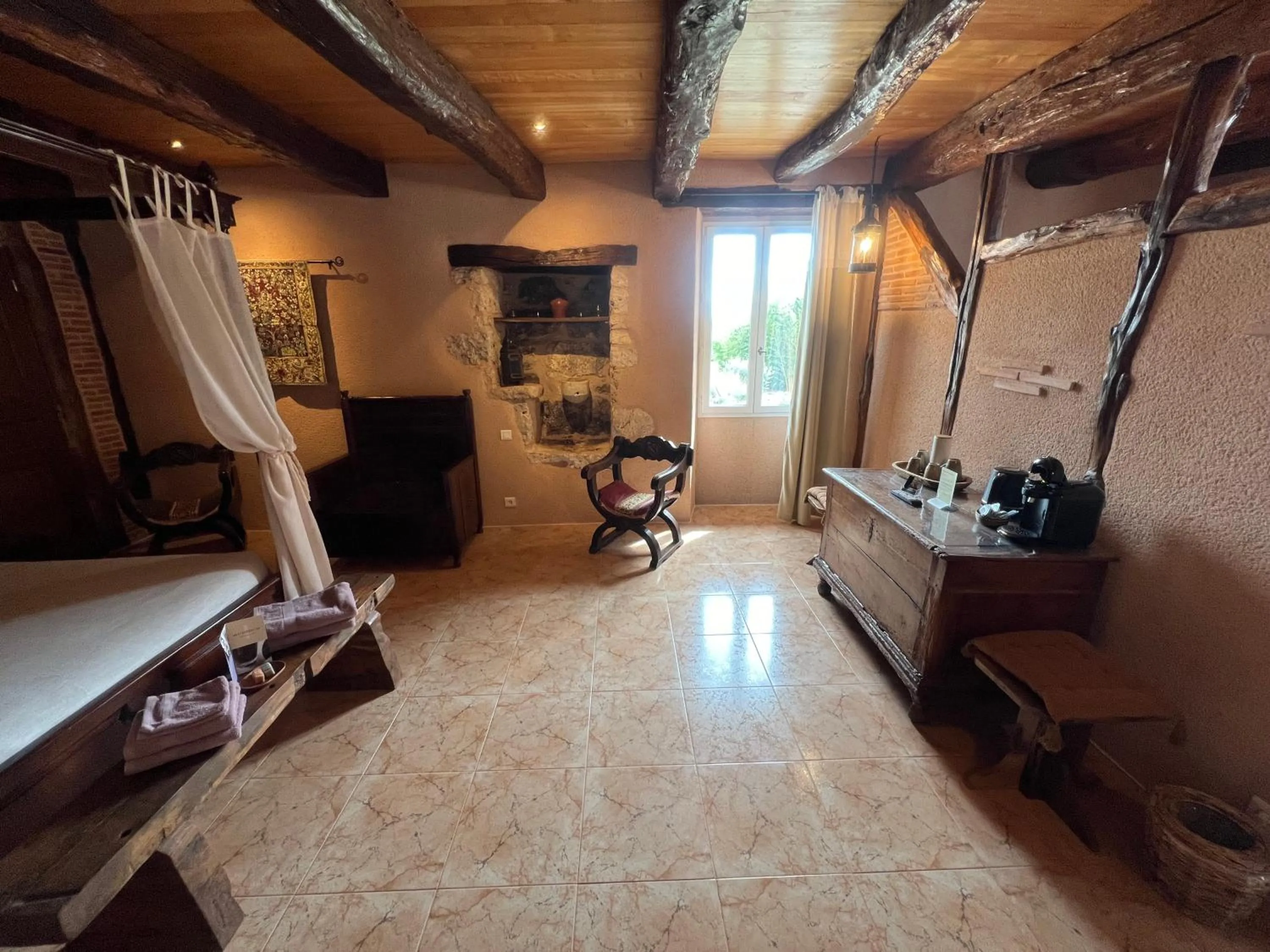 Photo of the whole room, Bed in Le Relais des Chevaliers "La Suite des Seigneurs"