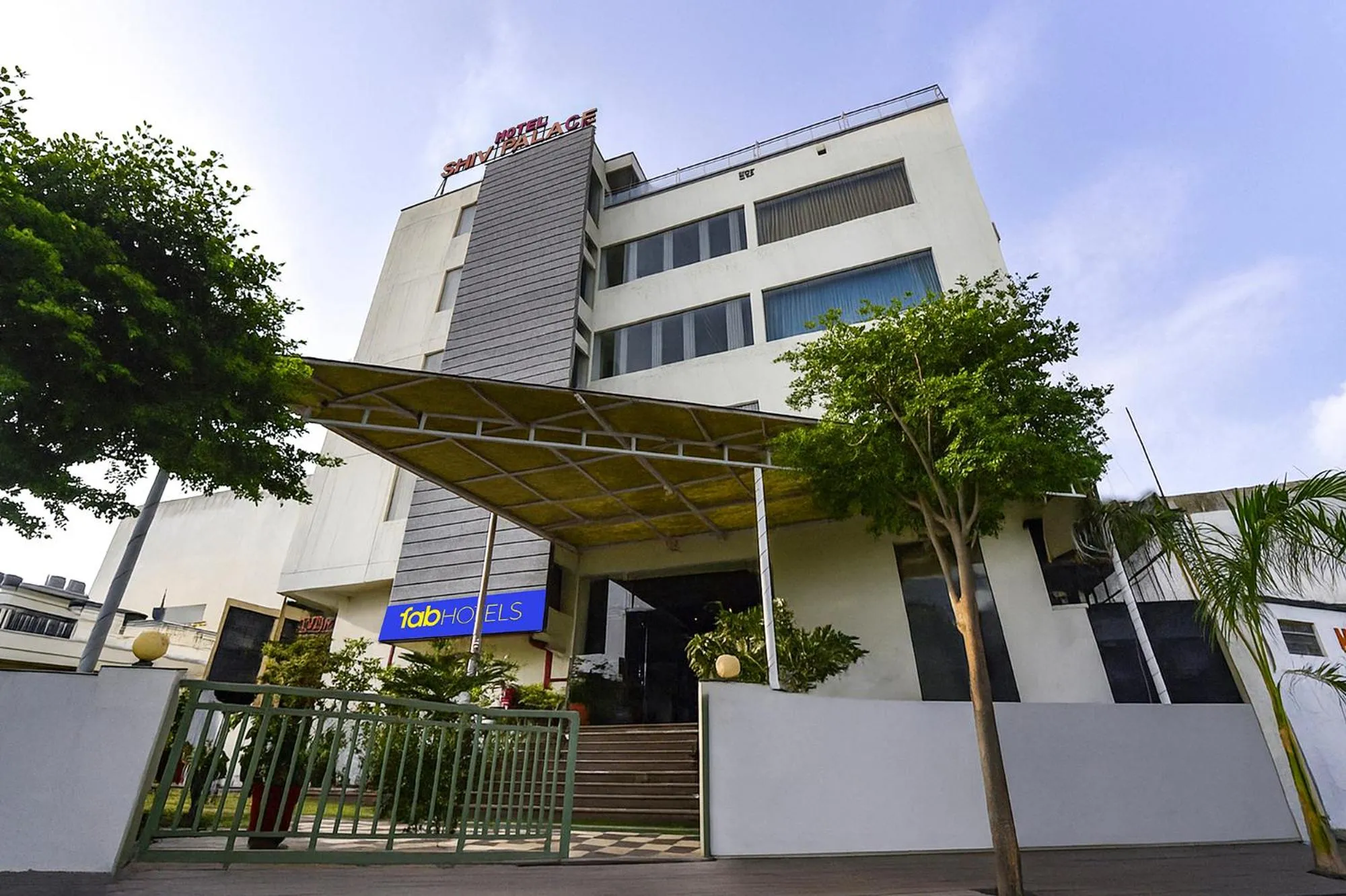 Facade/entrance in FabHotel Shiv Palace