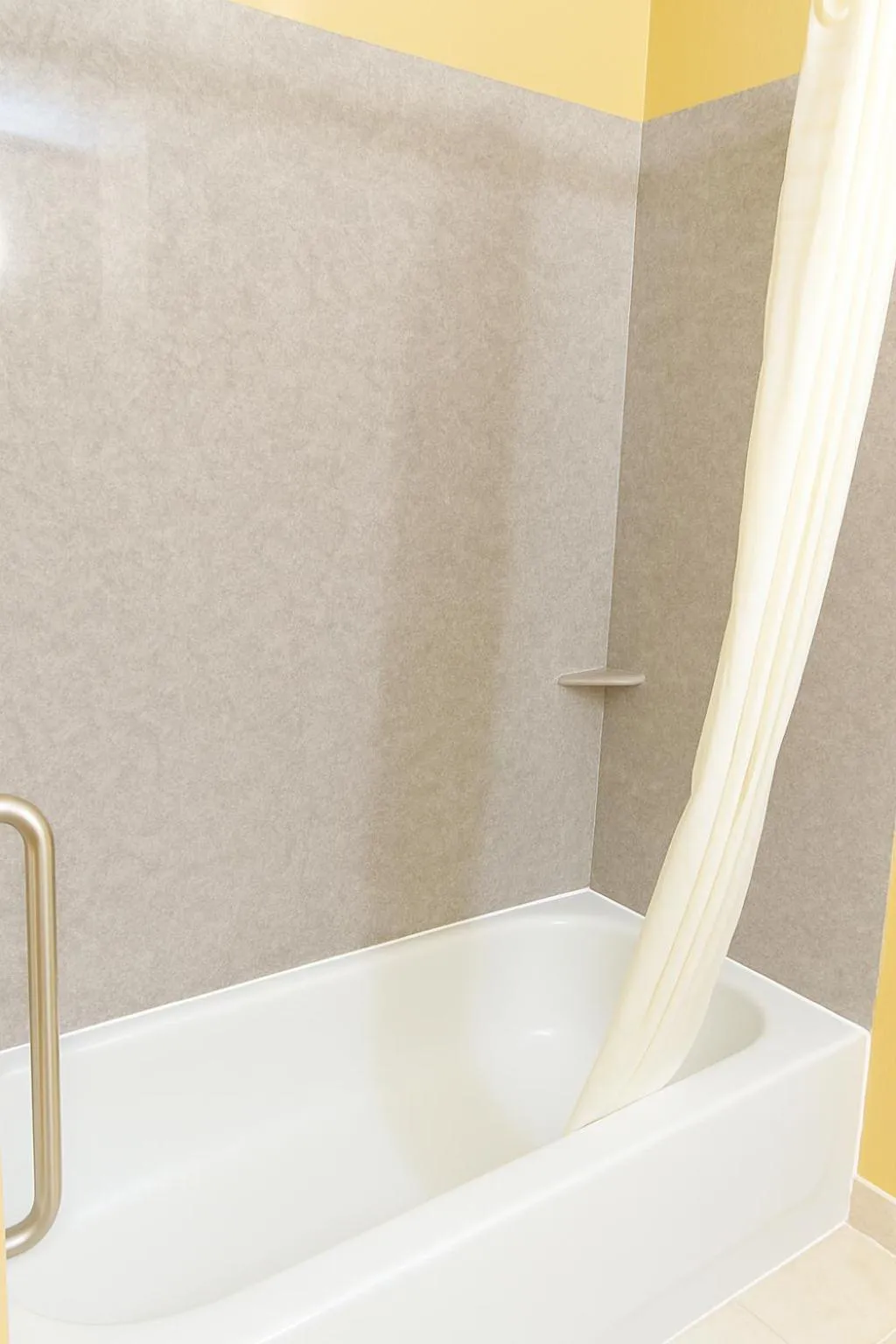 Bath in Ambassador Inn & Suites Tuscaloosa University I-20