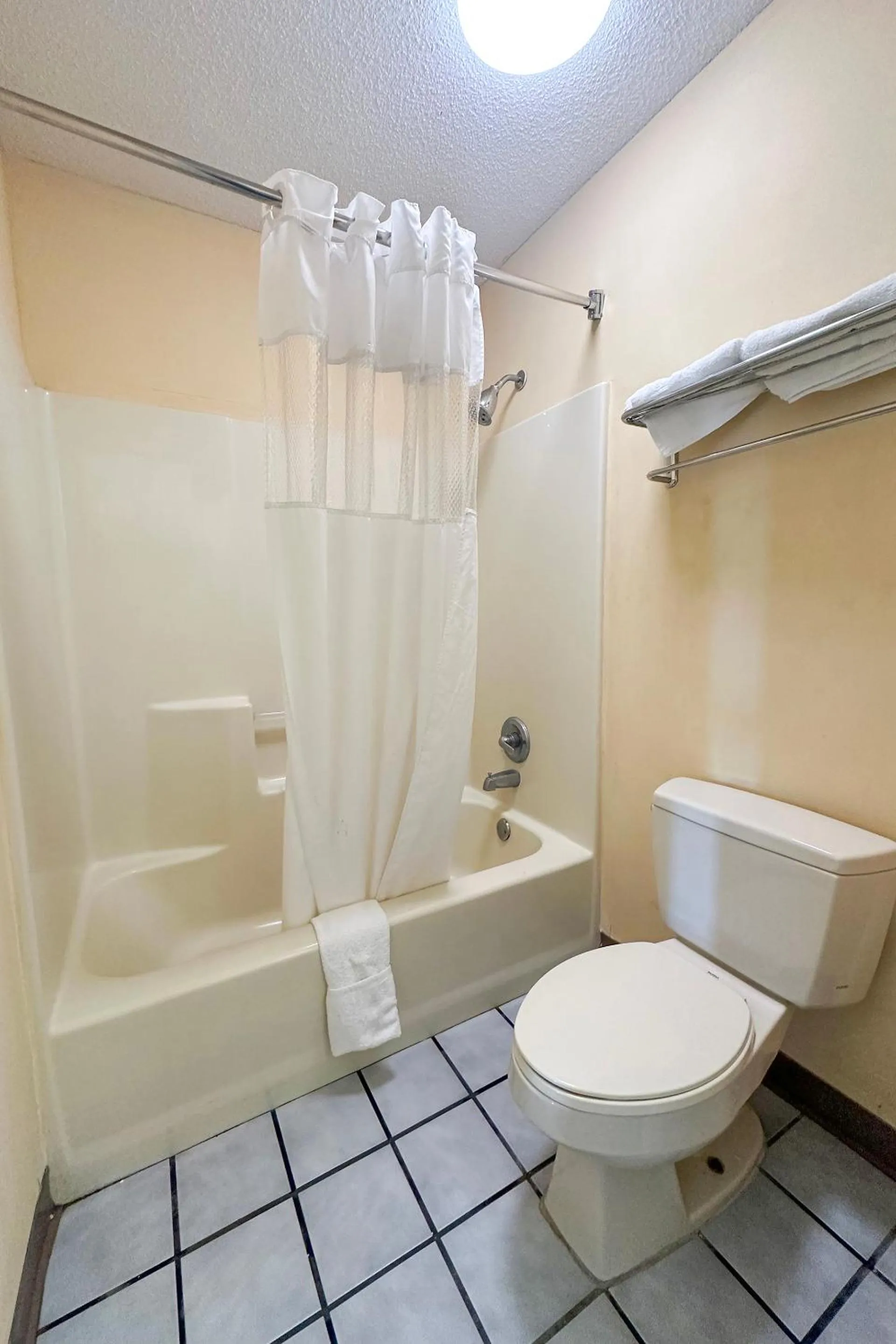 Bathroom in Bonita Lakes Inn by Capital O Meridian I20