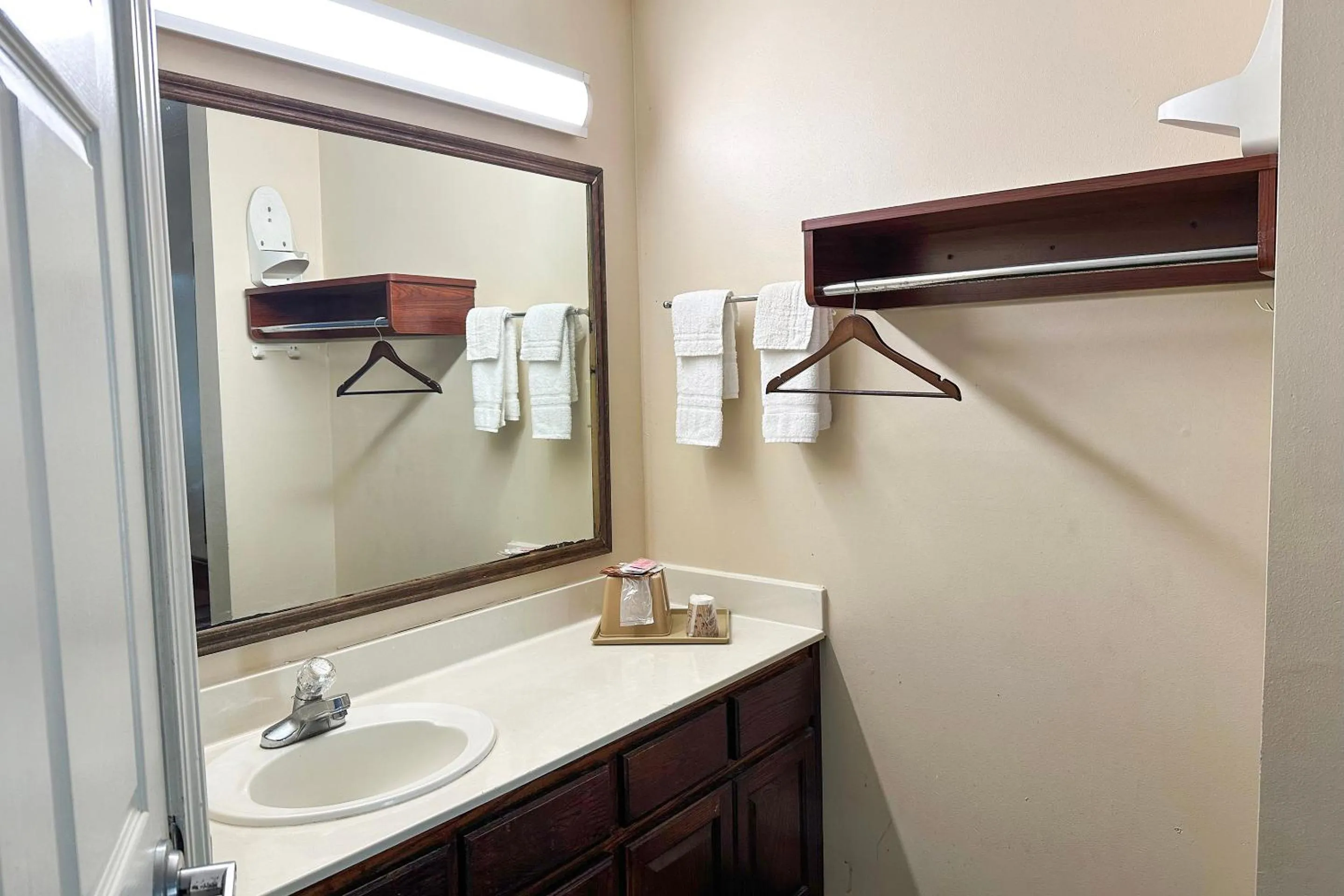 Bathroom in Bonita Lakes Inn by Capital O Meridian I20