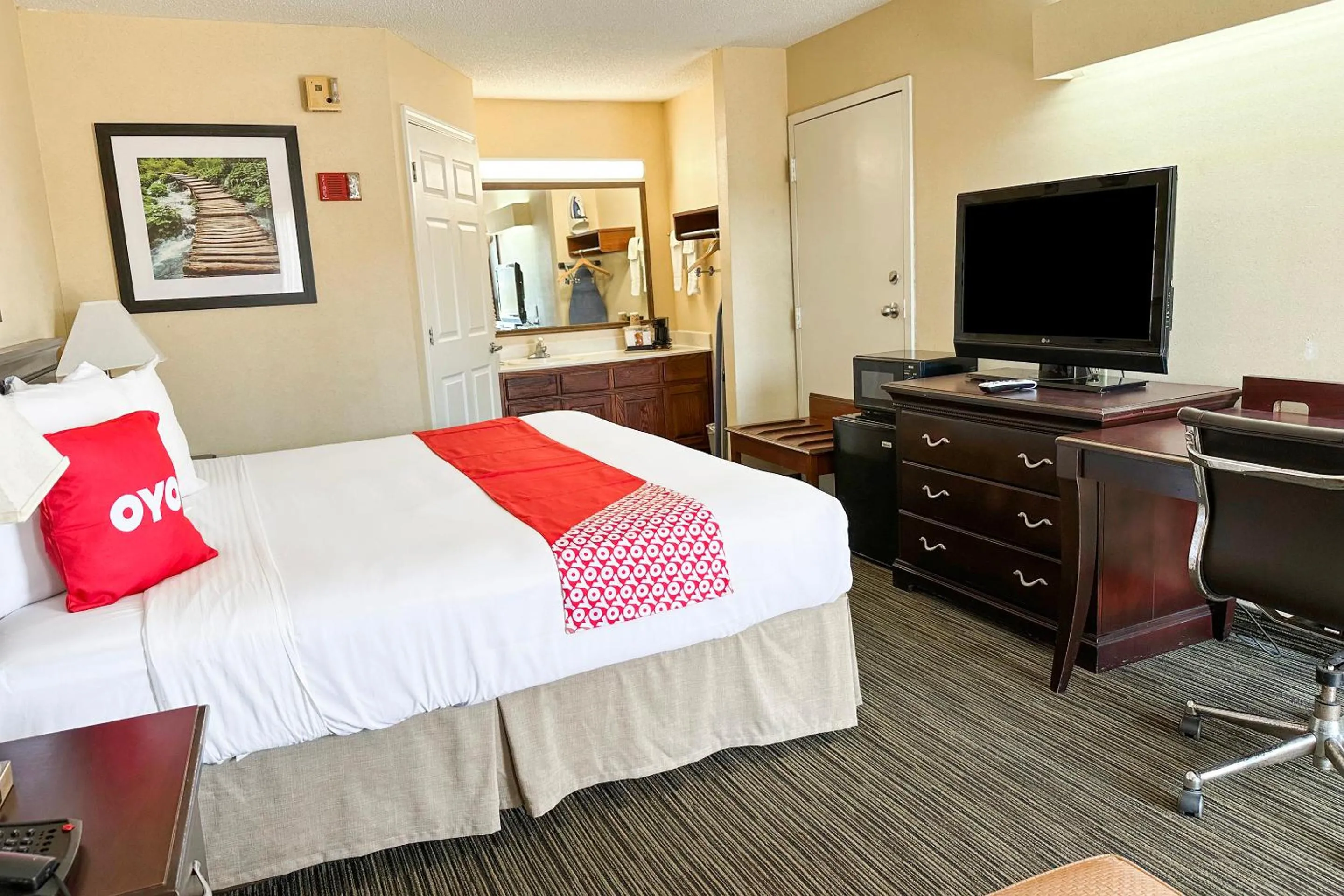 Bedroom, Bed in Bonita Lakes Inn by Capital O Meridian I20