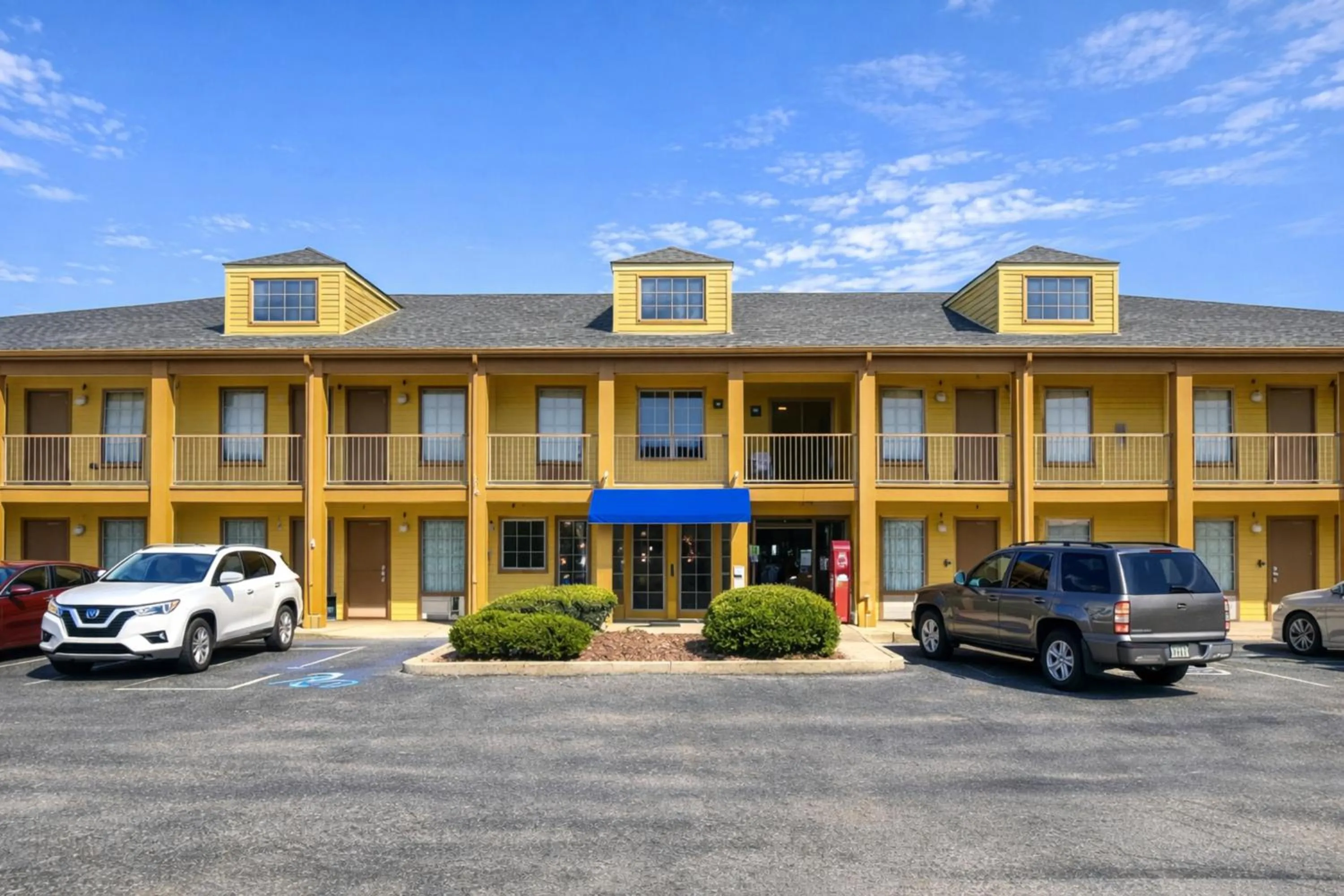 Property building in Bonita Lakes Inn by Capital O Meridian I20