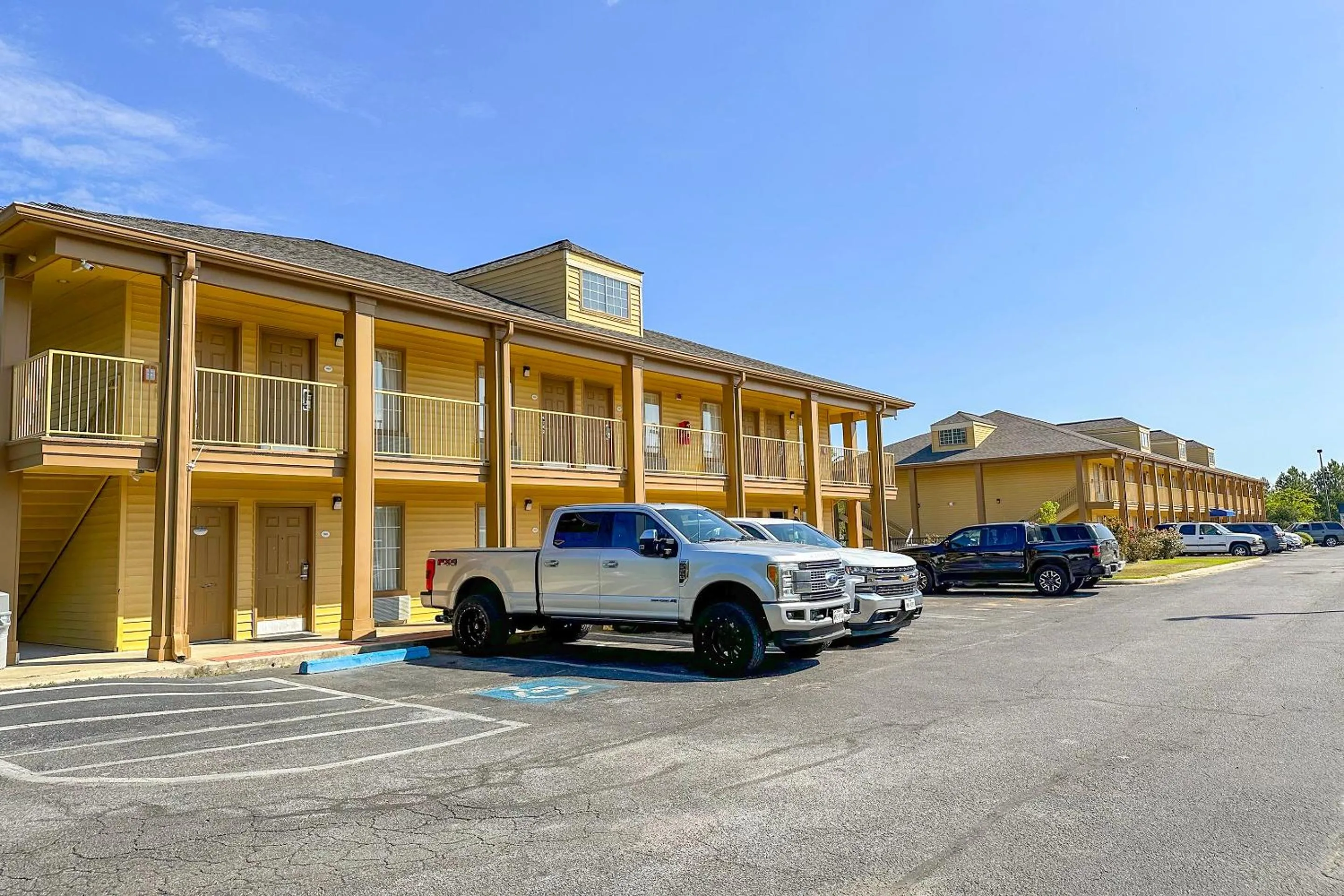 Parking in Bonita Lakes Inn by Capital O Meridian I20