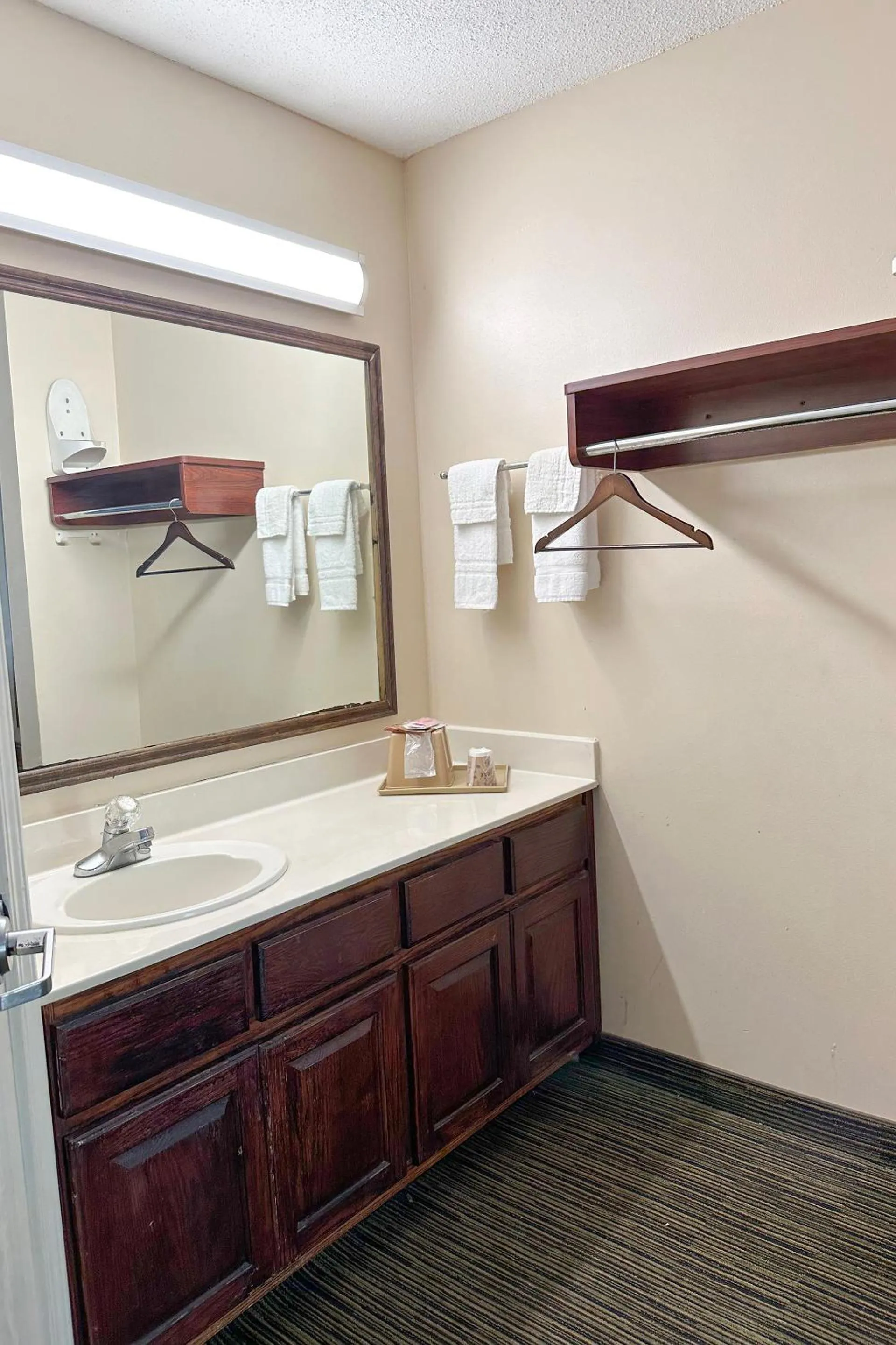 Bathroom in Bonita Lakes Inn by Capital O Meridian I20