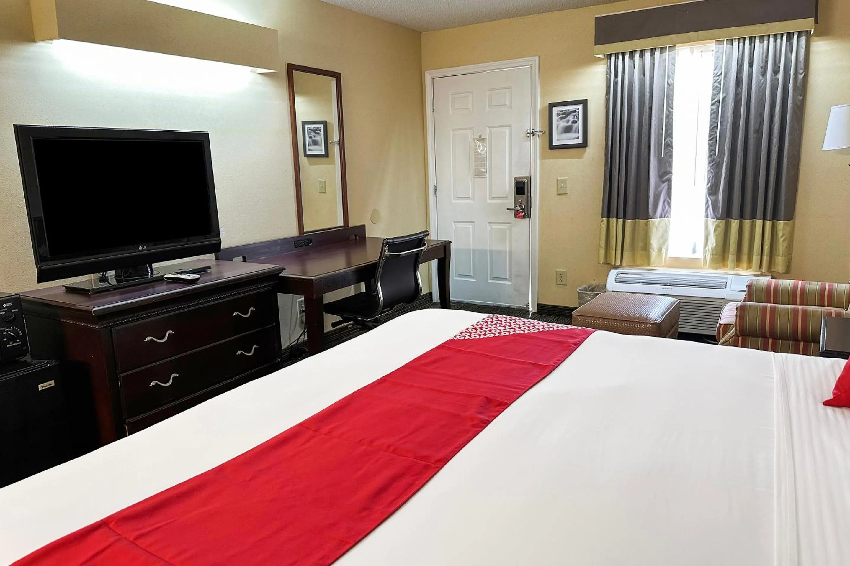 Bedroom, Bed in Bonita Lakes Inn by Capital O Meridian I20