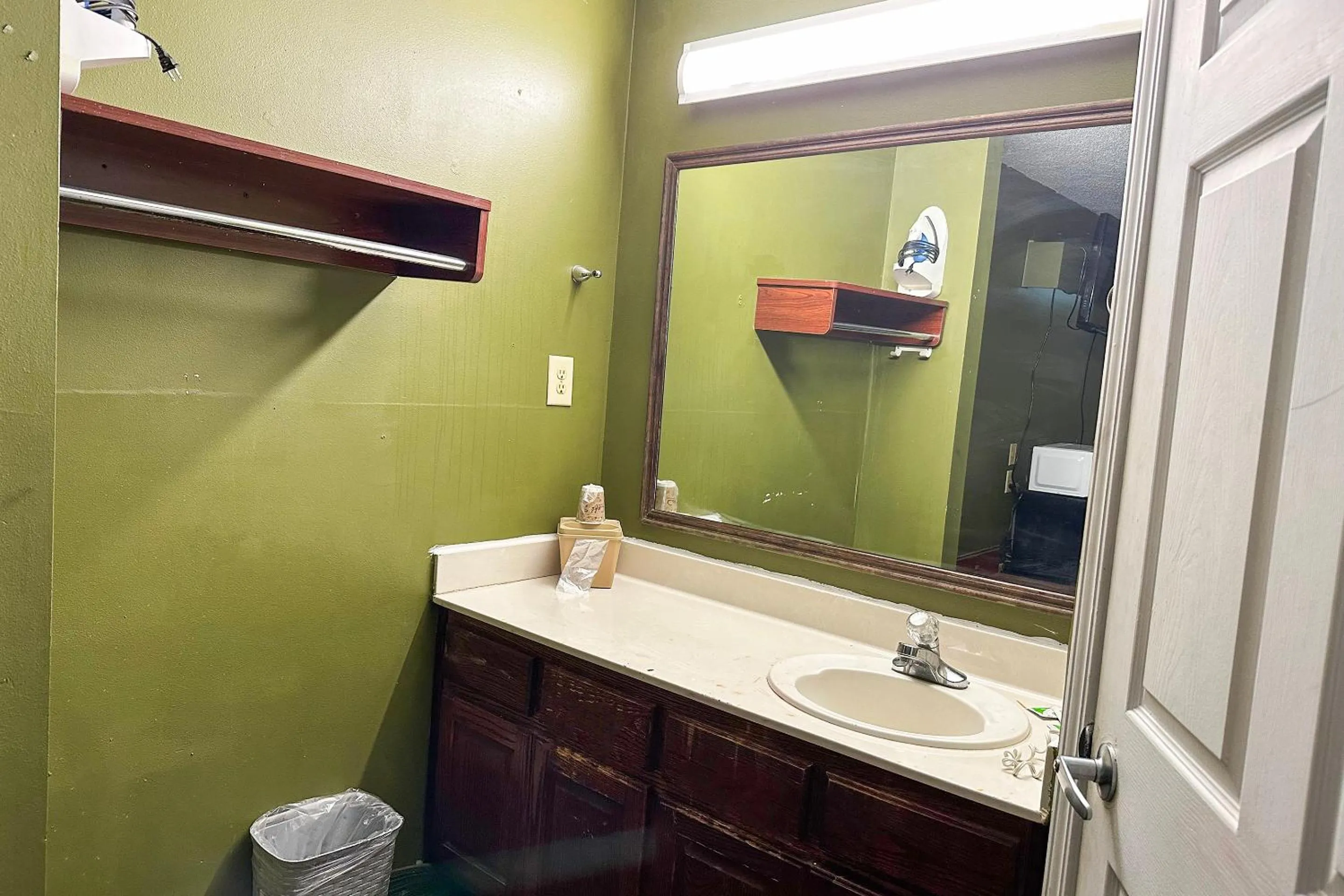 Bathroom in Bonita Lakes Inn by Capital O Meridian I20