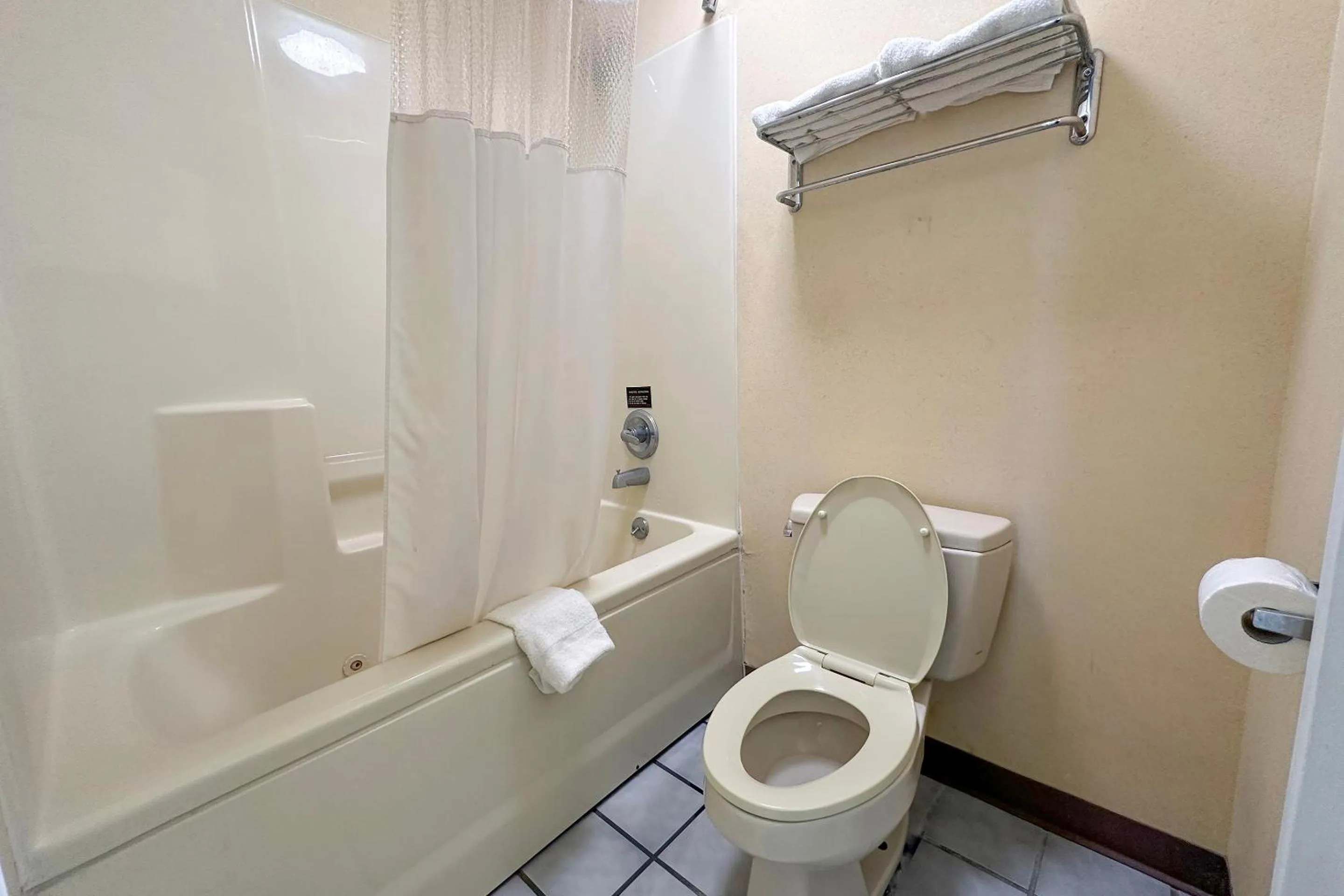 Bathroom in Bonita Lakes Inn by Capital O Meridian I20