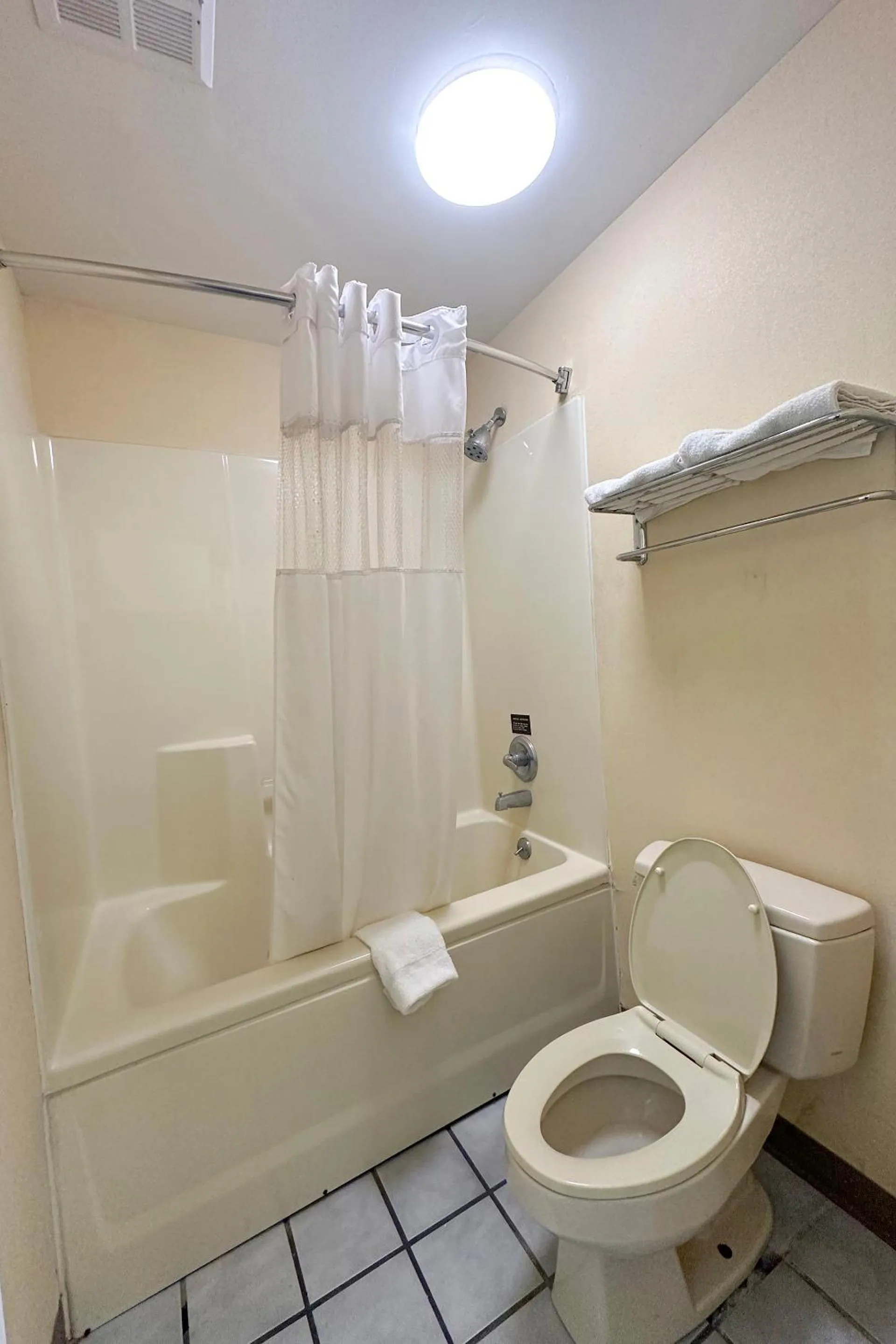 Bathroom in Bonita Lakes Inn by Capital O Meridian I20