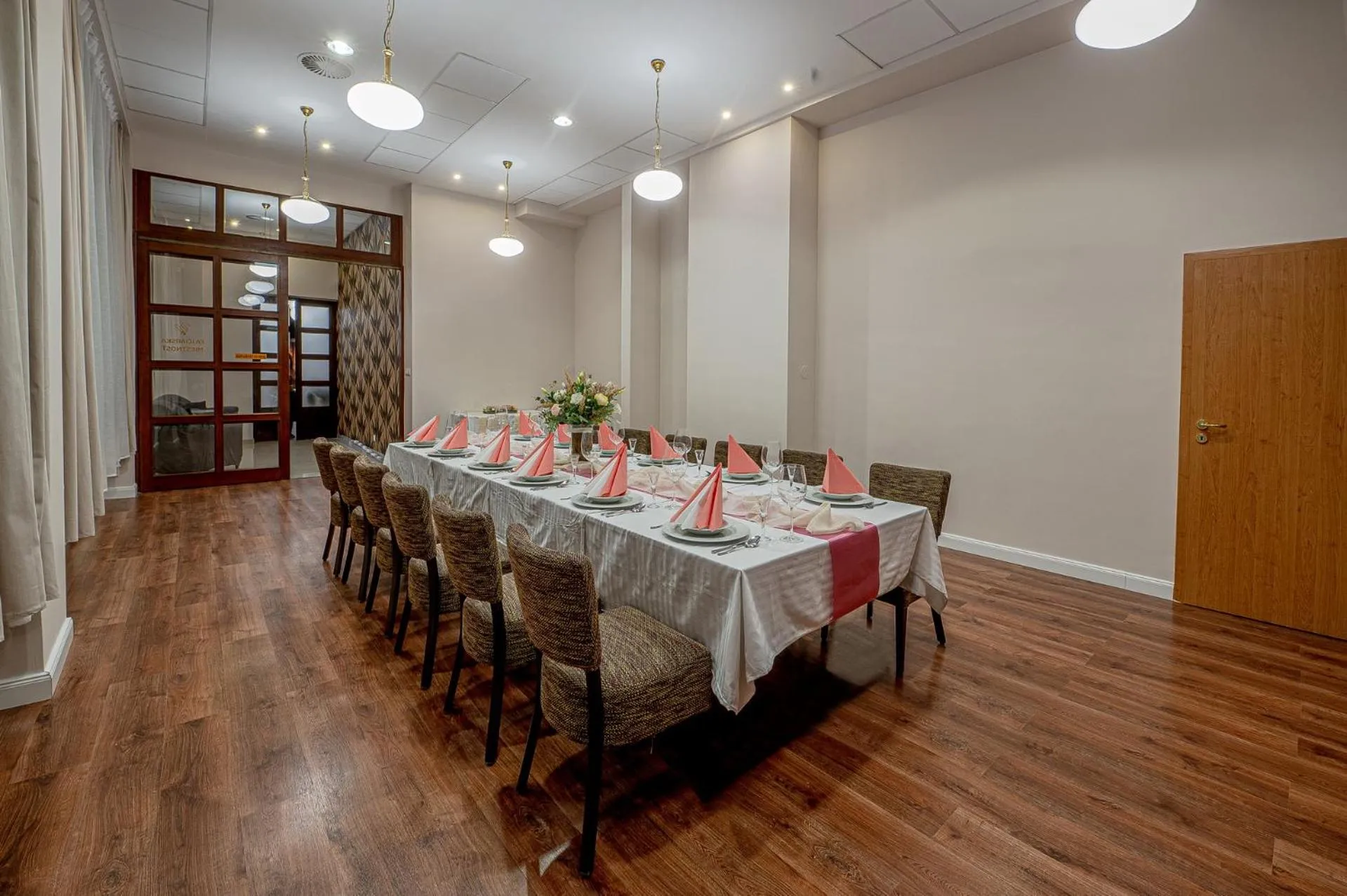 Restaurant/places to eat in City Hotel