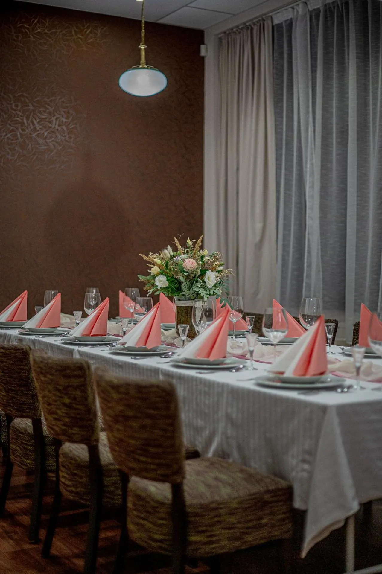 Restaurant/places to eat in City Hotel