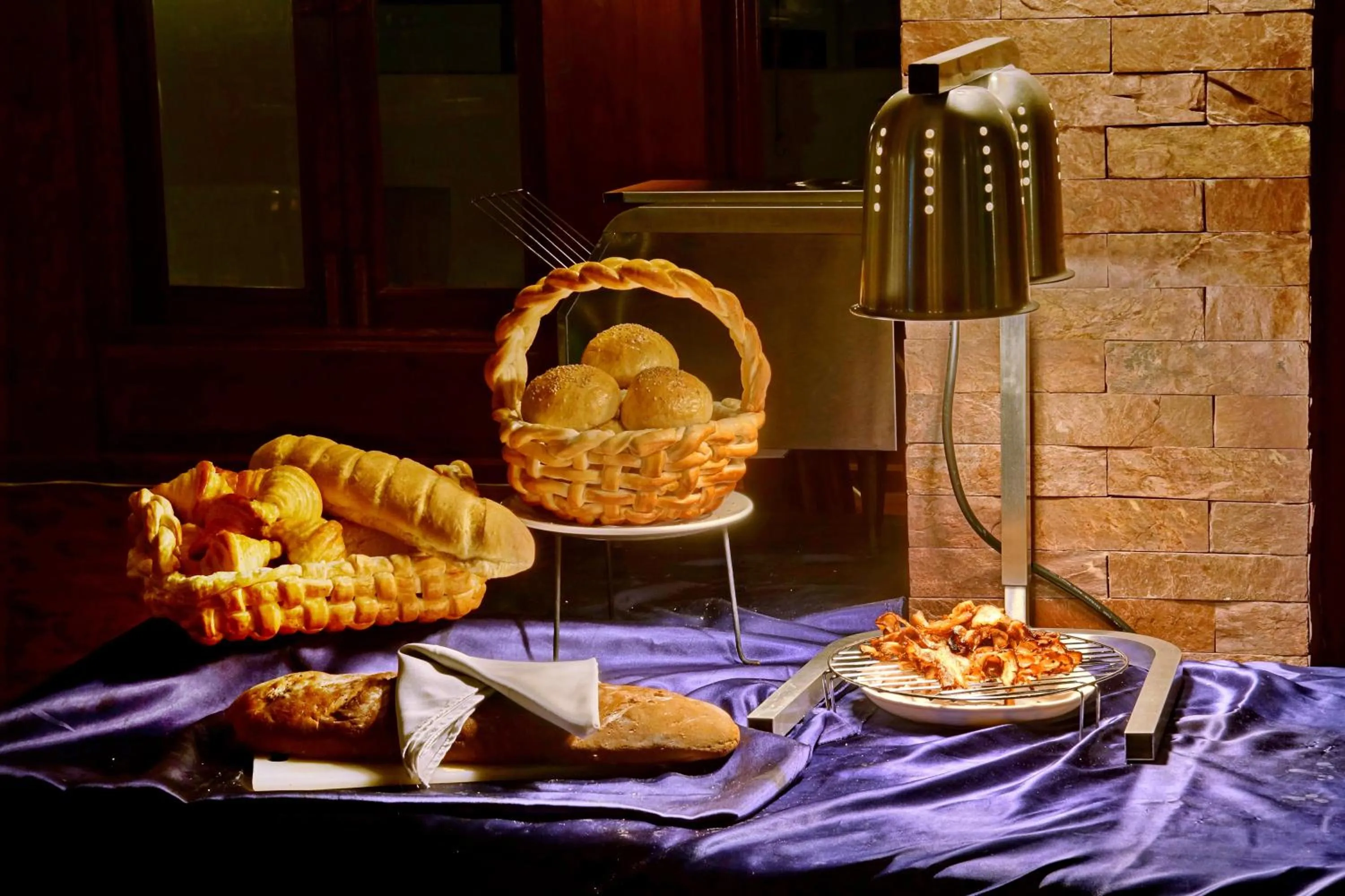 Restaurant/places to eat in Shwe Ingyinn Hotel Mandalay