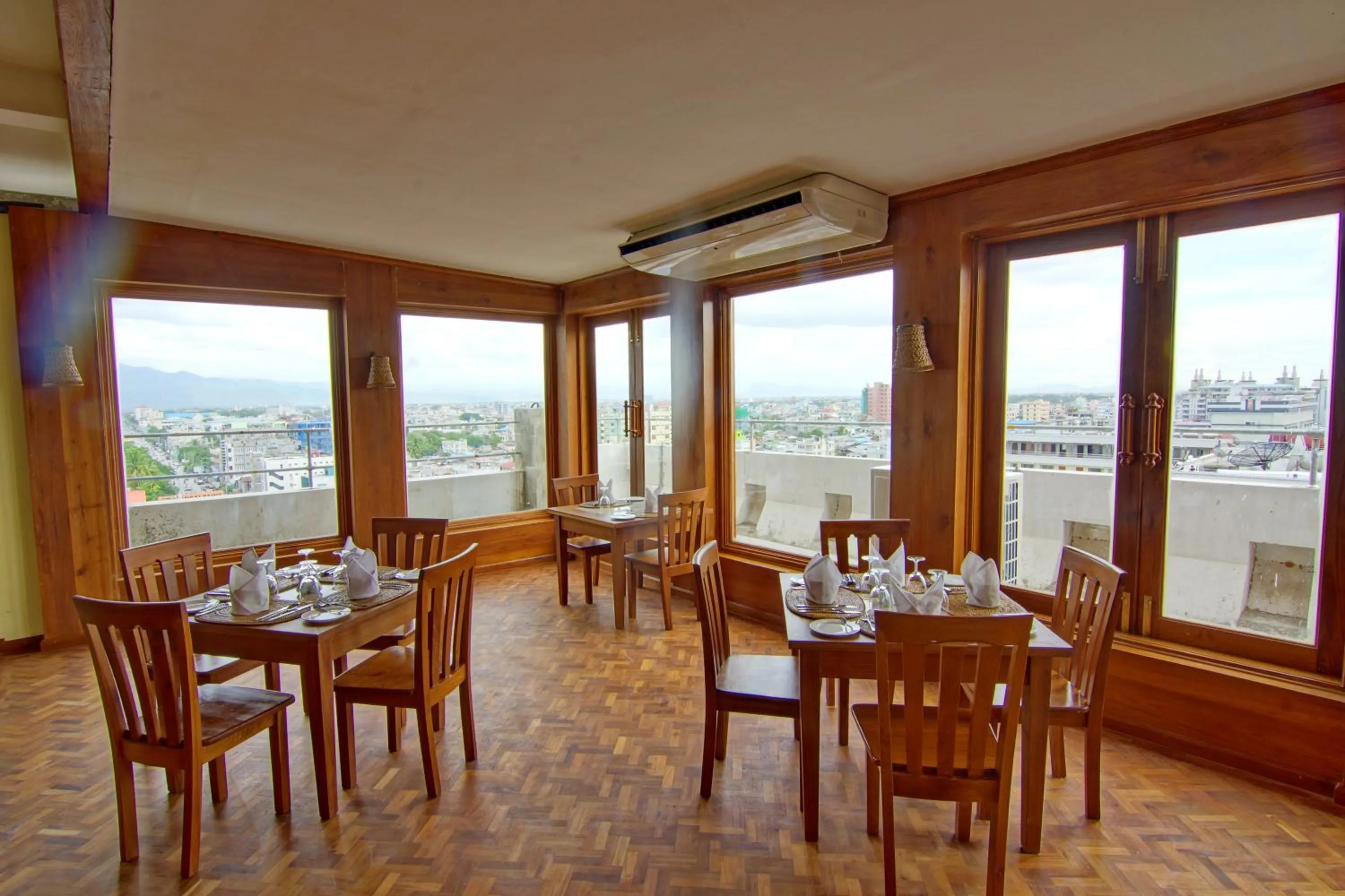 Restaurant/places to eat in Shwe Ingyinn Hotel Mandalay