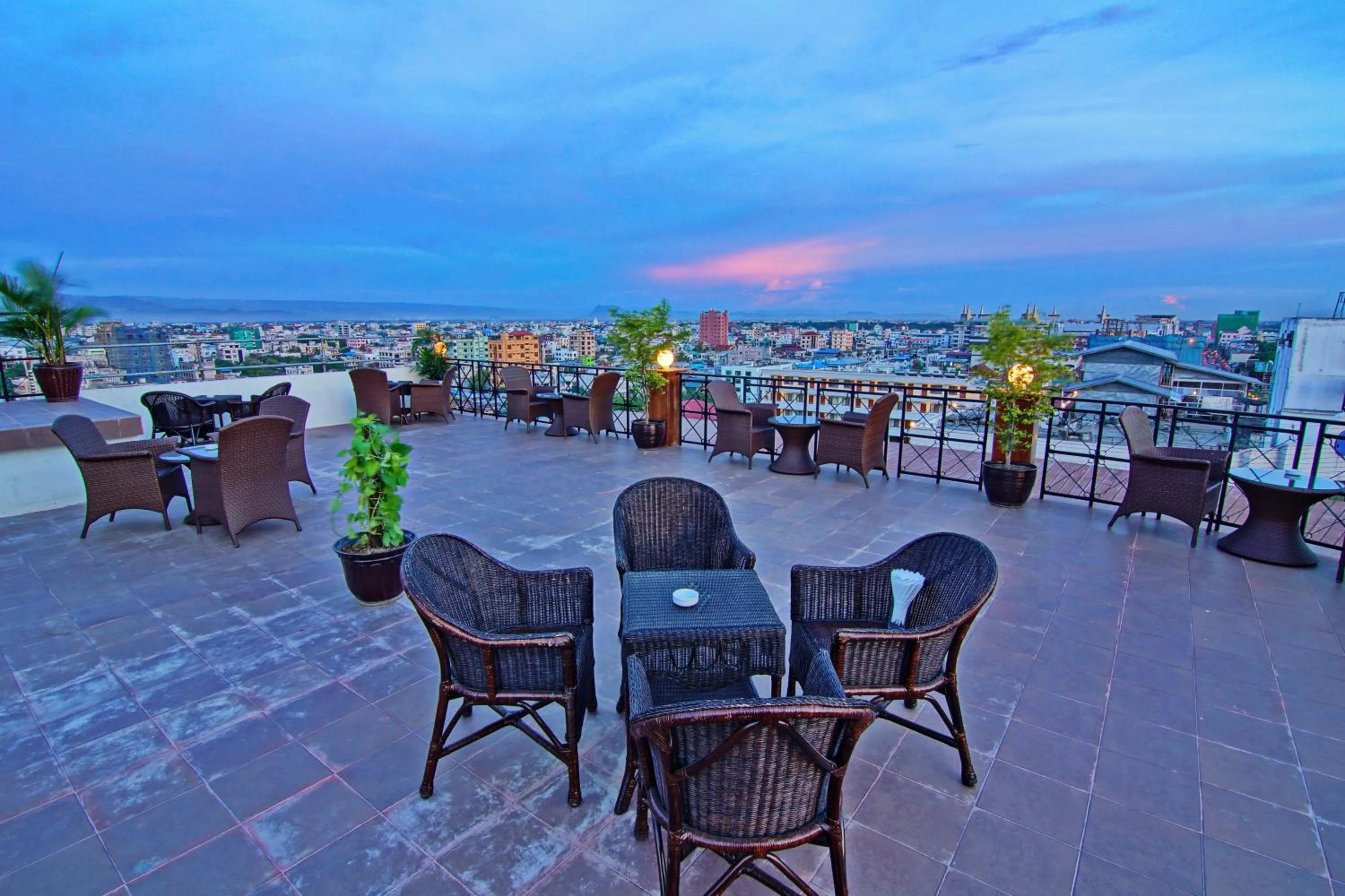 Restaurant/places to eat in Shwe Ingyinn Hotel Mandalay