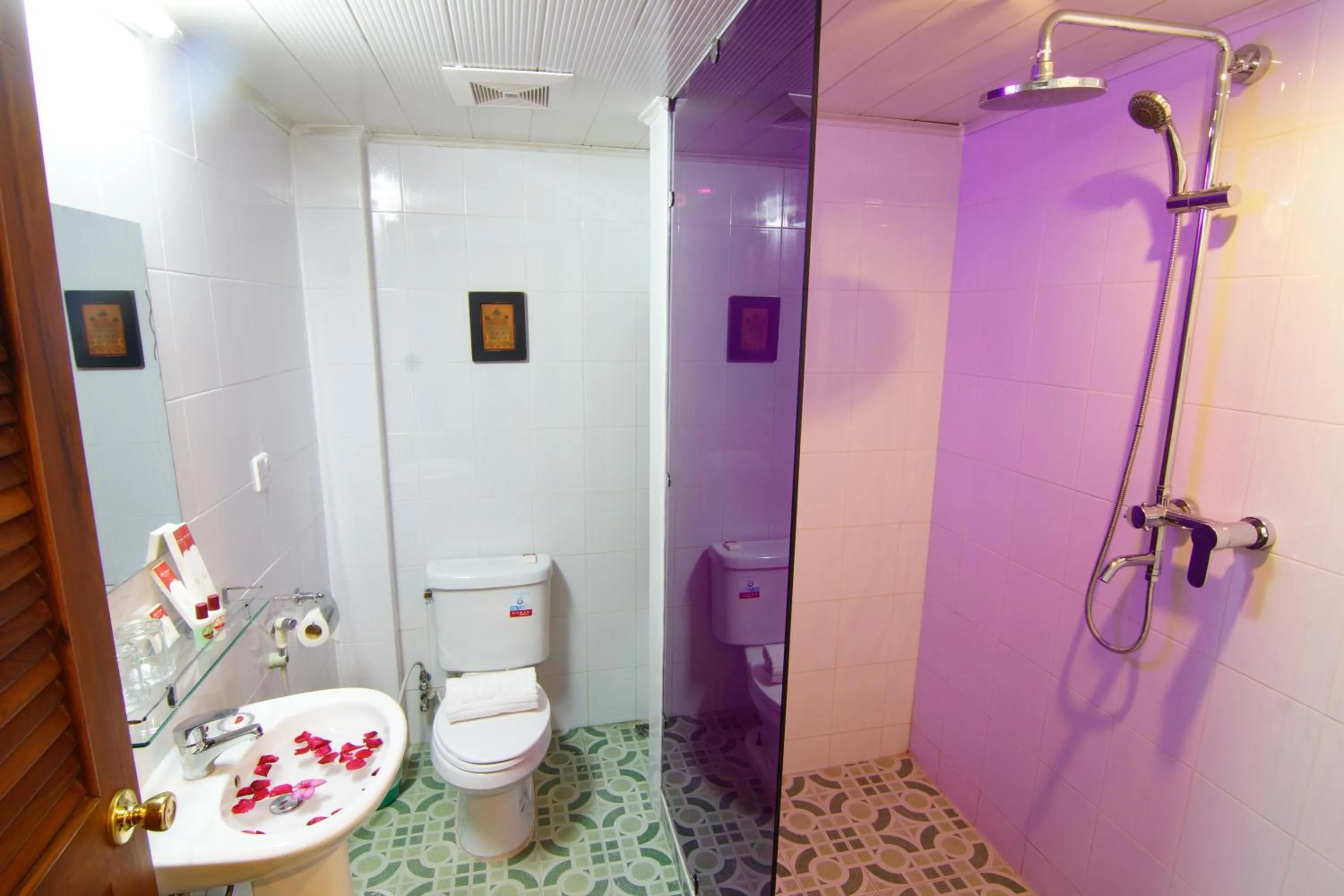 Shower in Shwe Ingyinn Hotel Mandalay