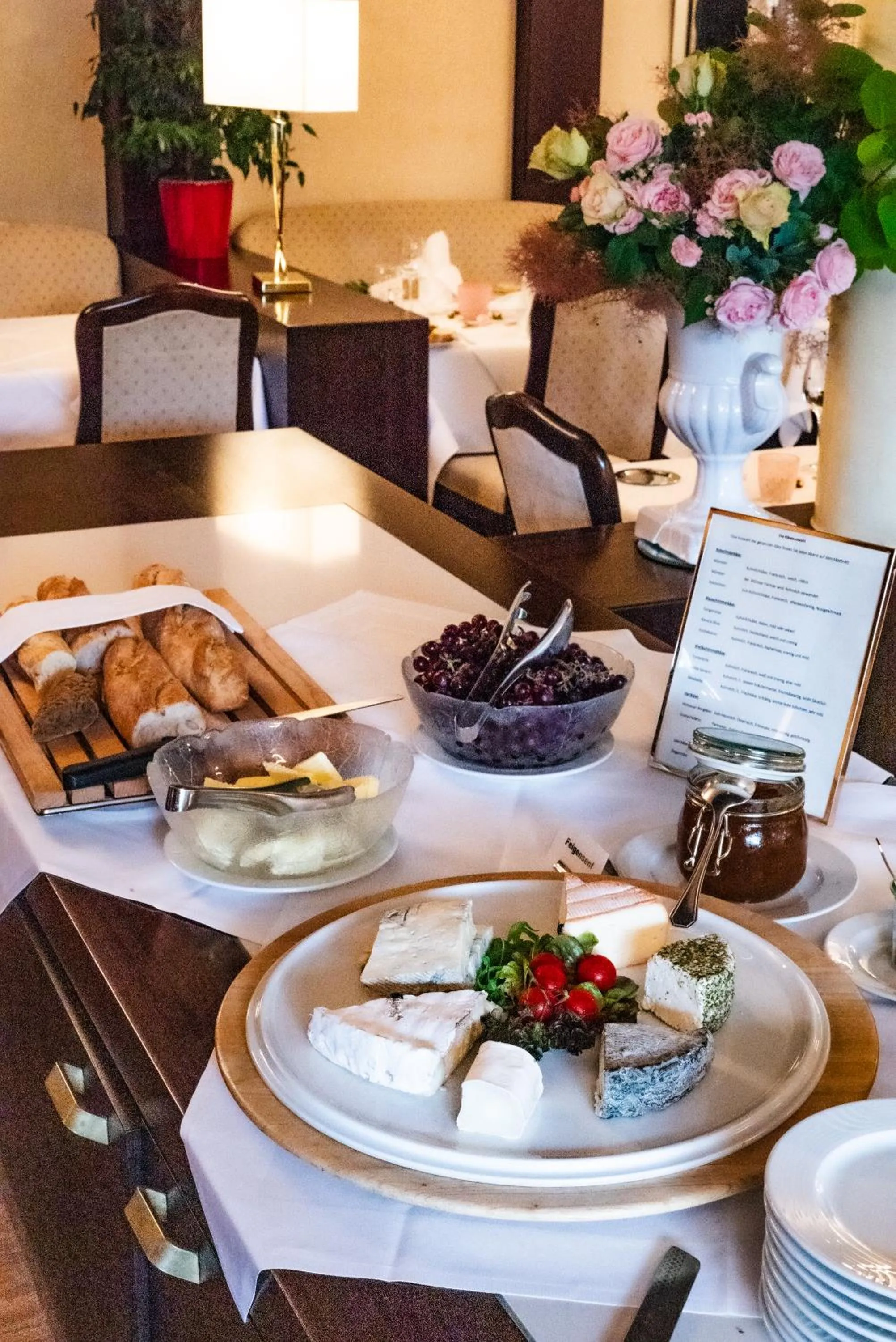 Restaurant/places to eat in Hotel Anna