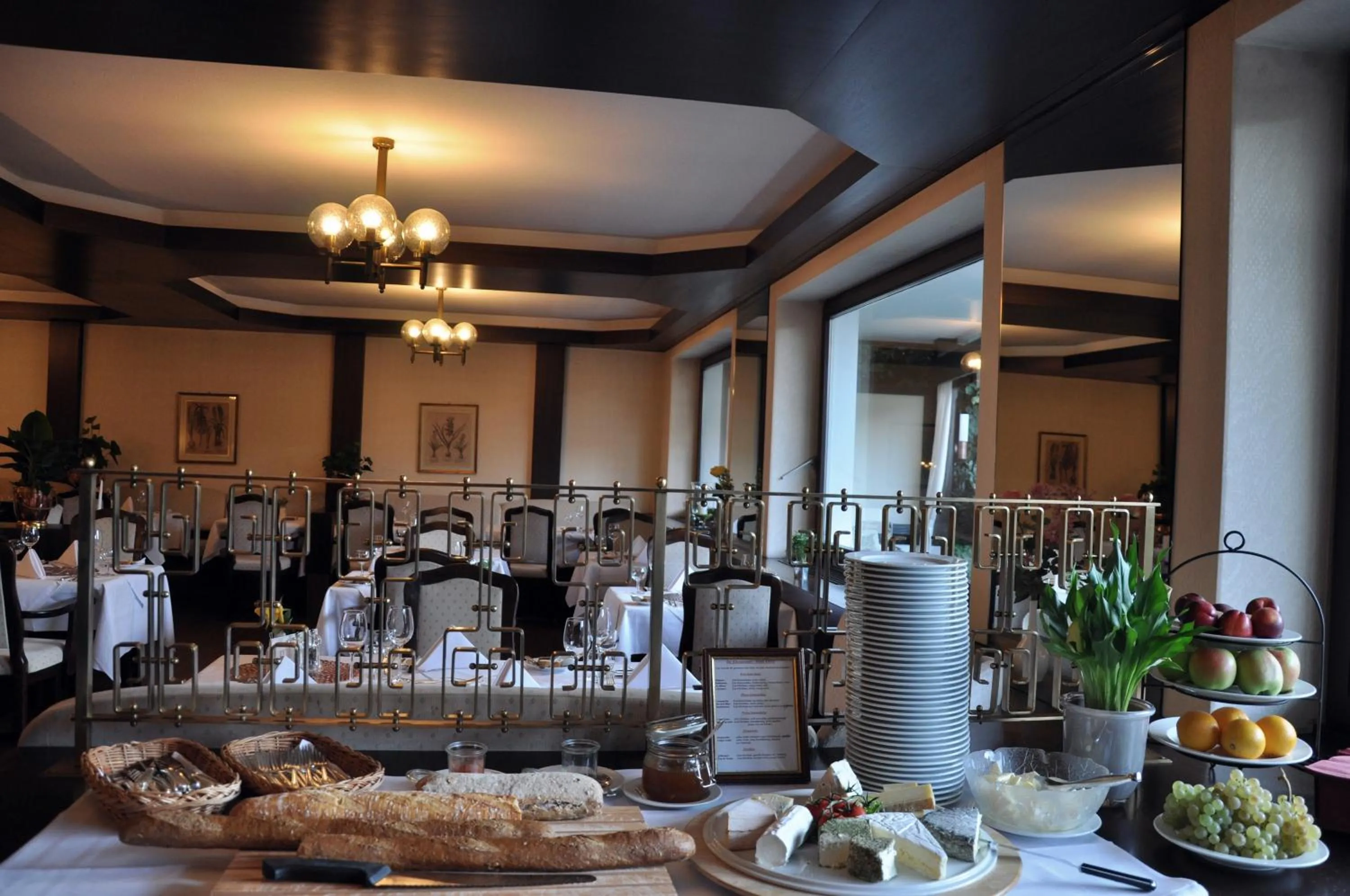 Restaurant/places to eat in Hotel Anna