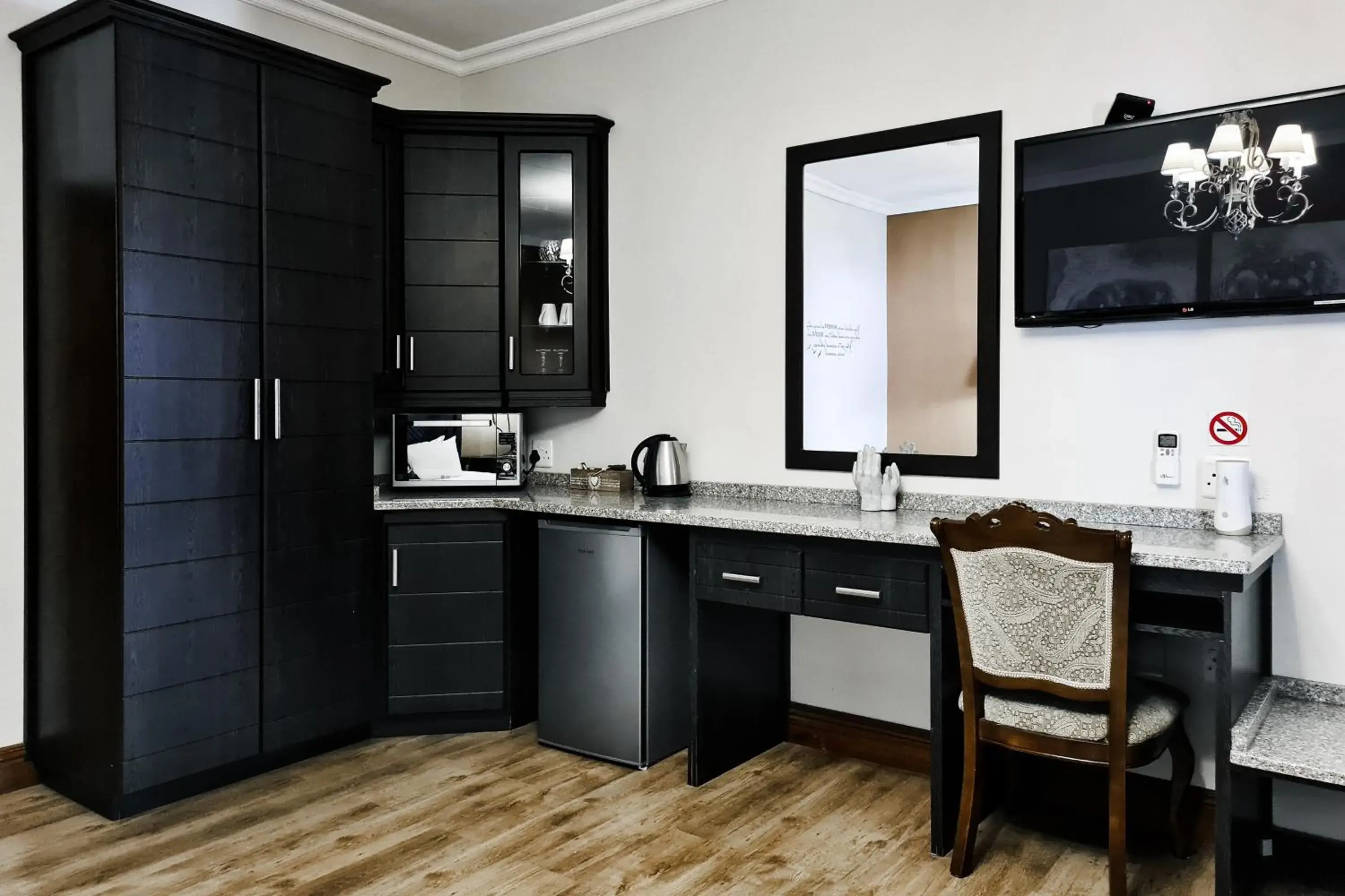 Deluxe King Room - single occupancy in Pinehaven Bed and Breakfast Deluxe King Room - single occupancy in Pinehaven Bed and Breakfast