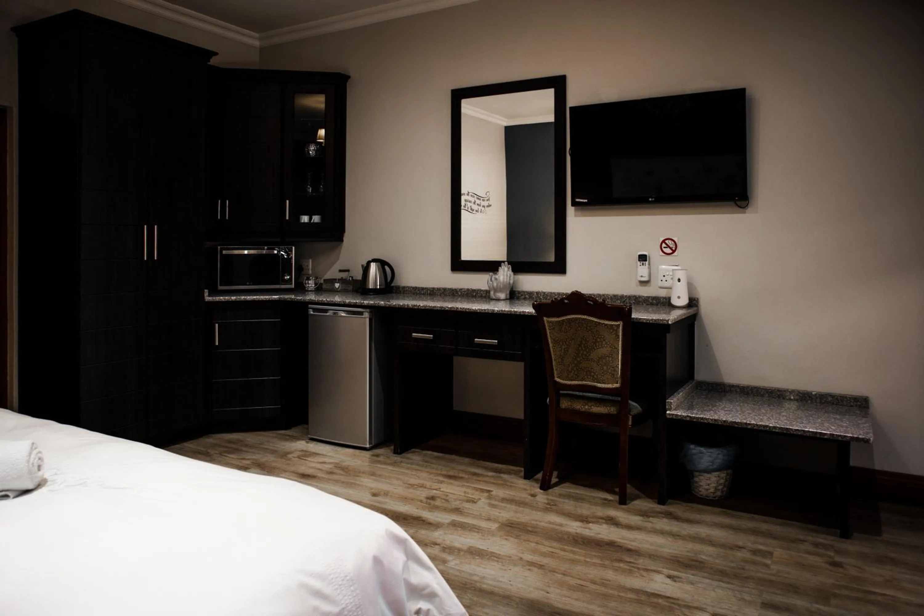 Kitchen or kitchenette, Bed in Pinehaven Bed and Breakfast