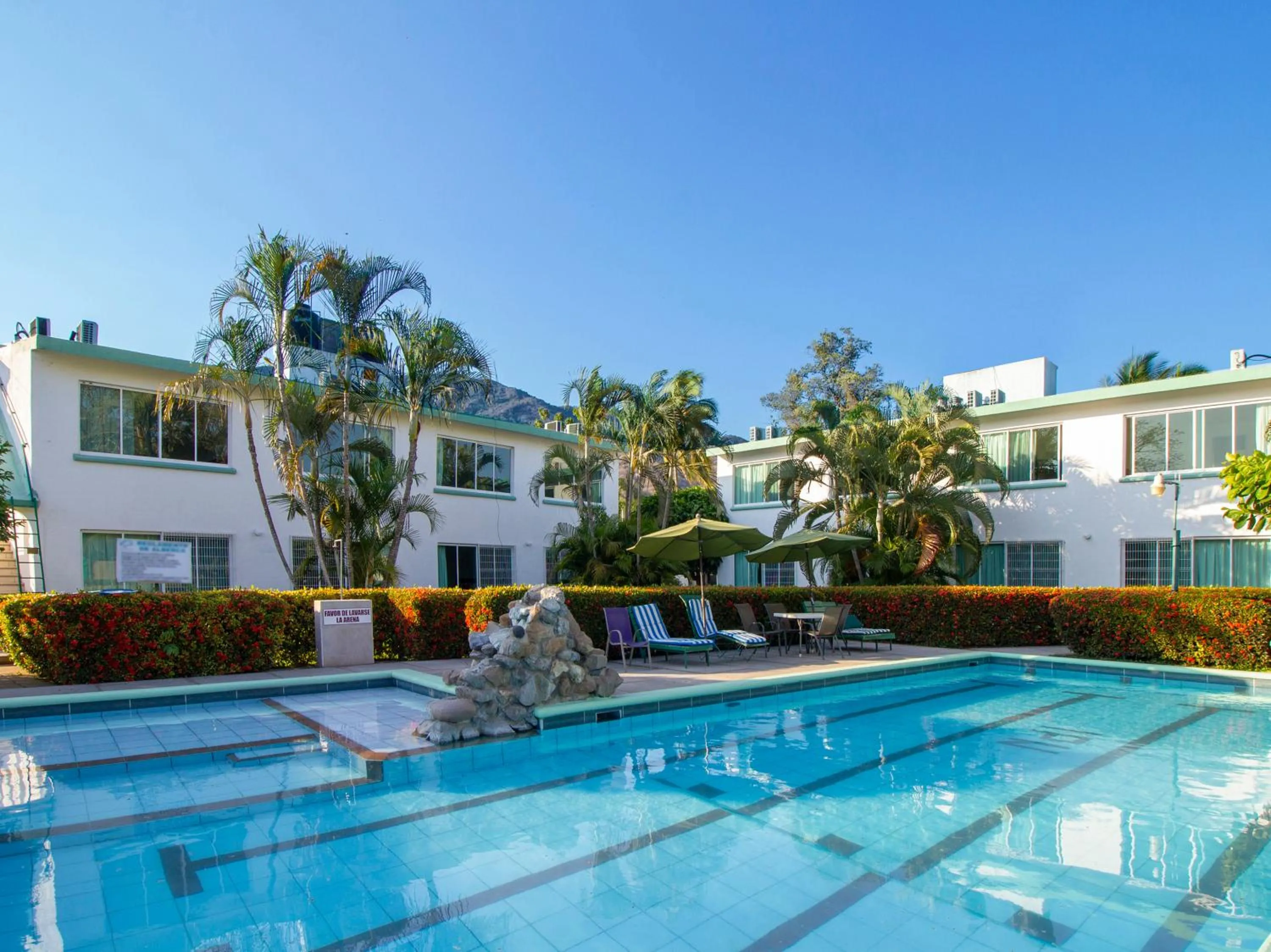 Swimming pool in Hotel Parotas Manzanillo