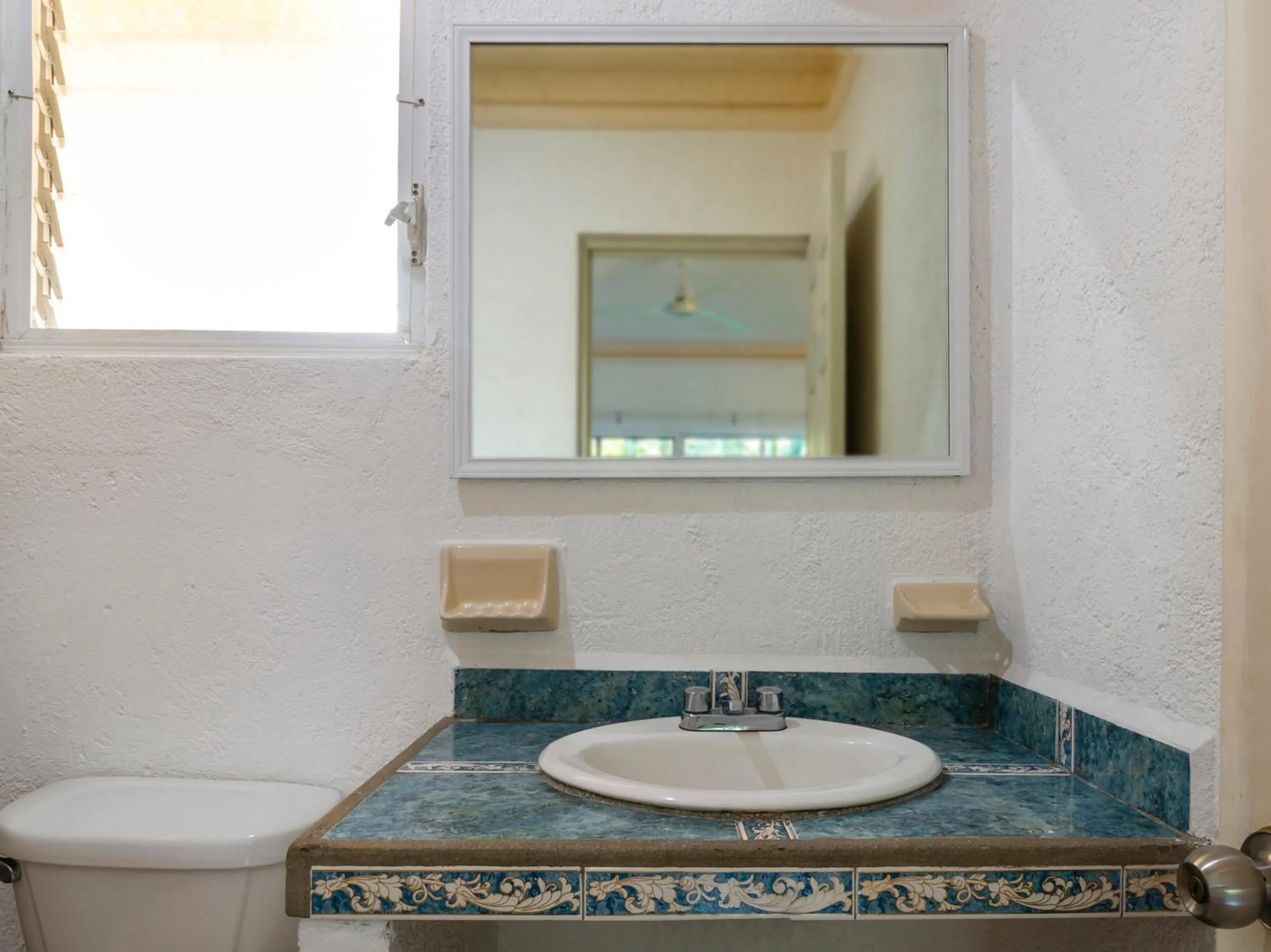 Bathroom in Hotel Parotas Manzanillo
