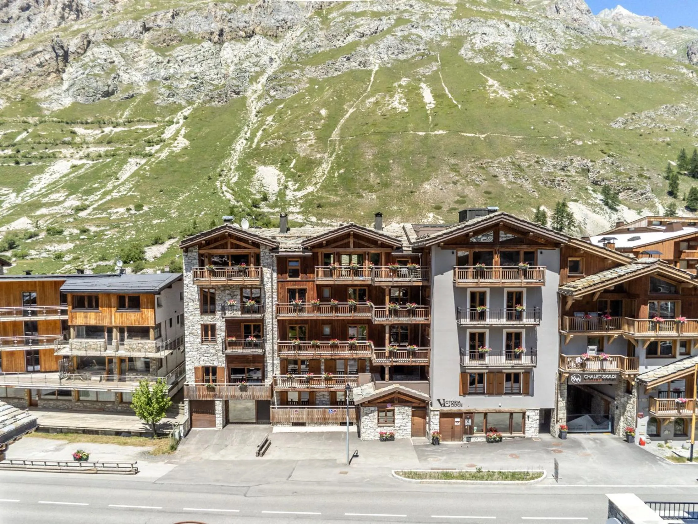 Property building in Victoria Lodge, Friendly Hotel