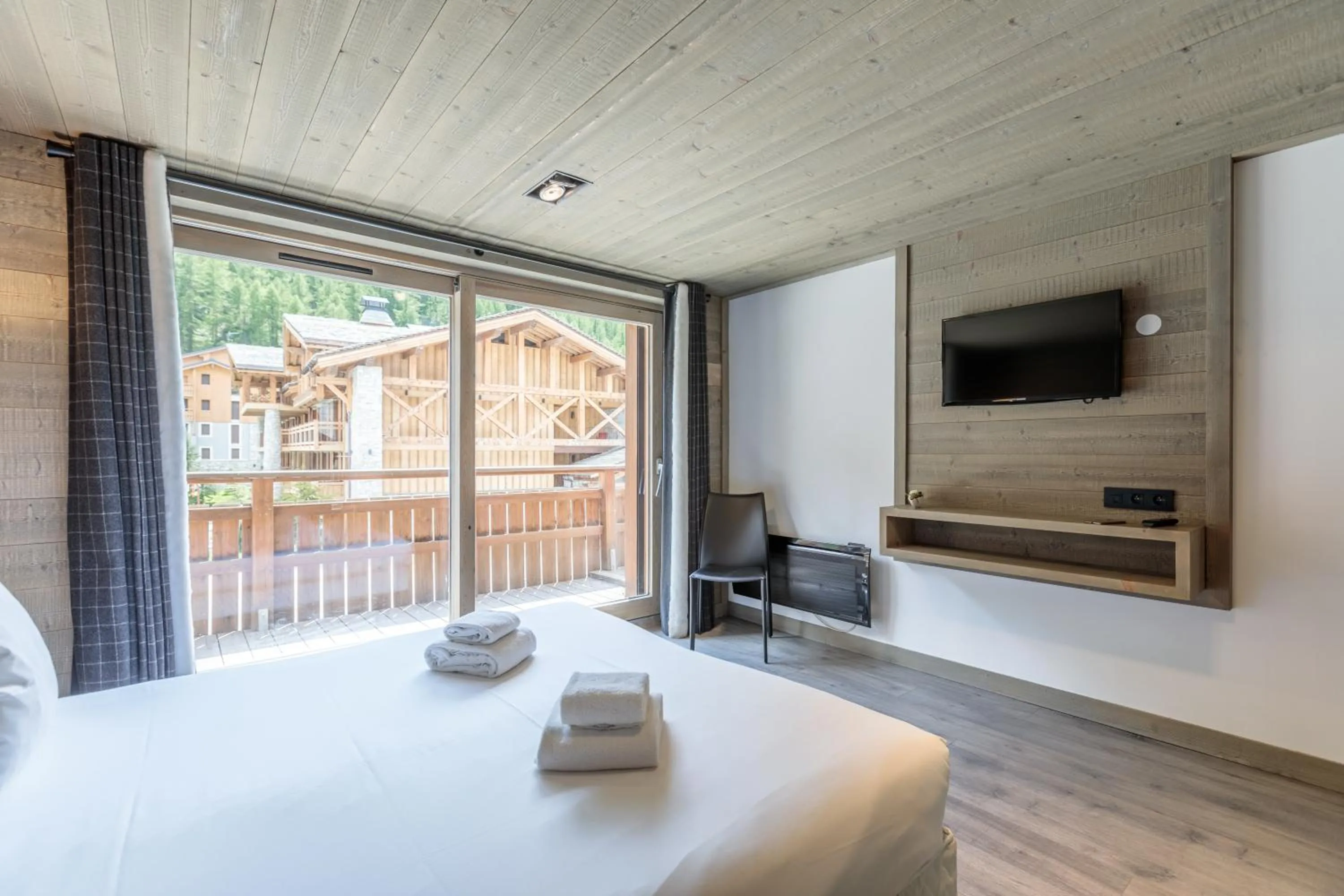 View (from property/room), Bed in Victoria Lodge, Friendly Hotel