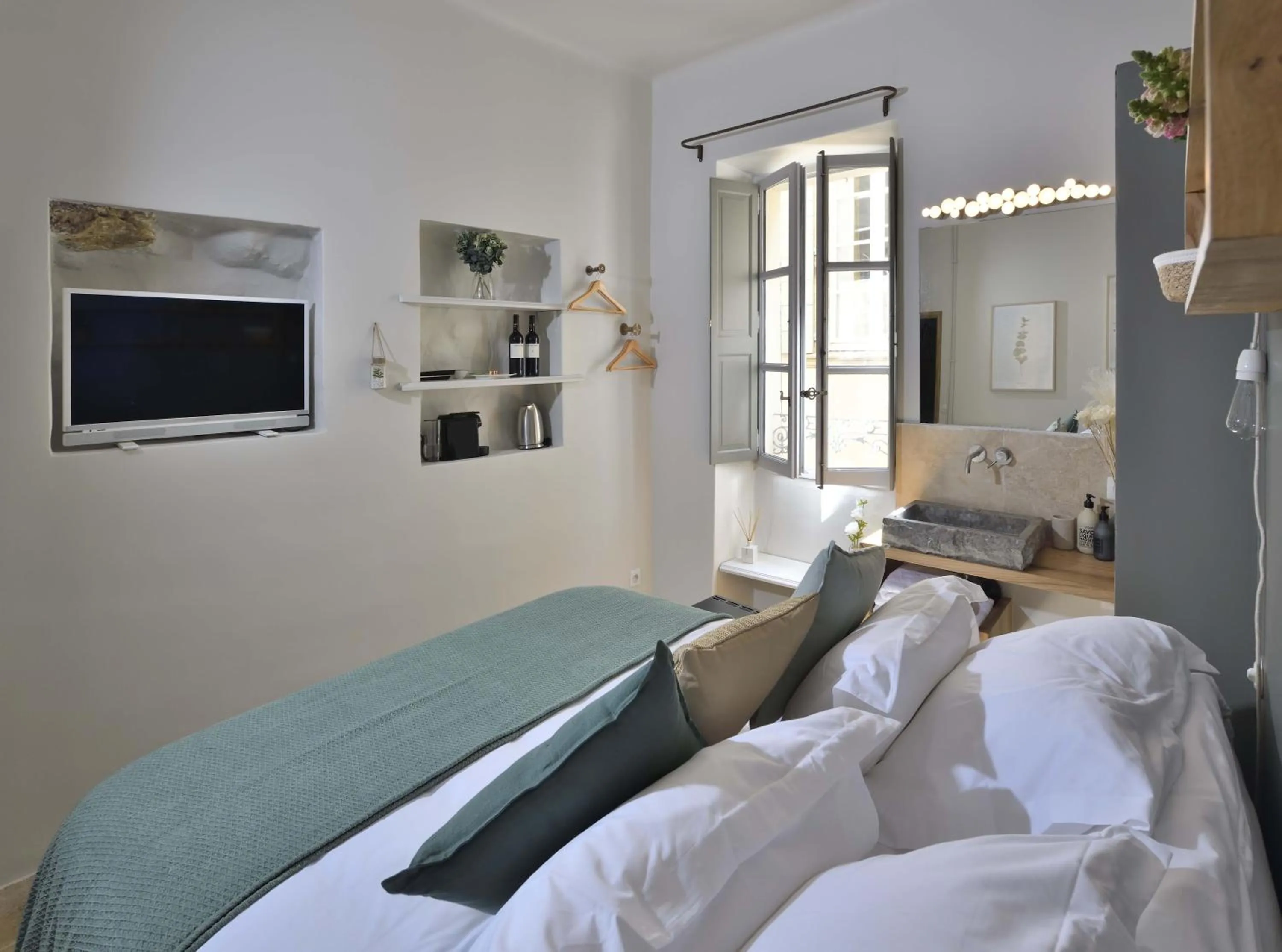 Photo of the whole room, Bed in La Maison de Lourmarin