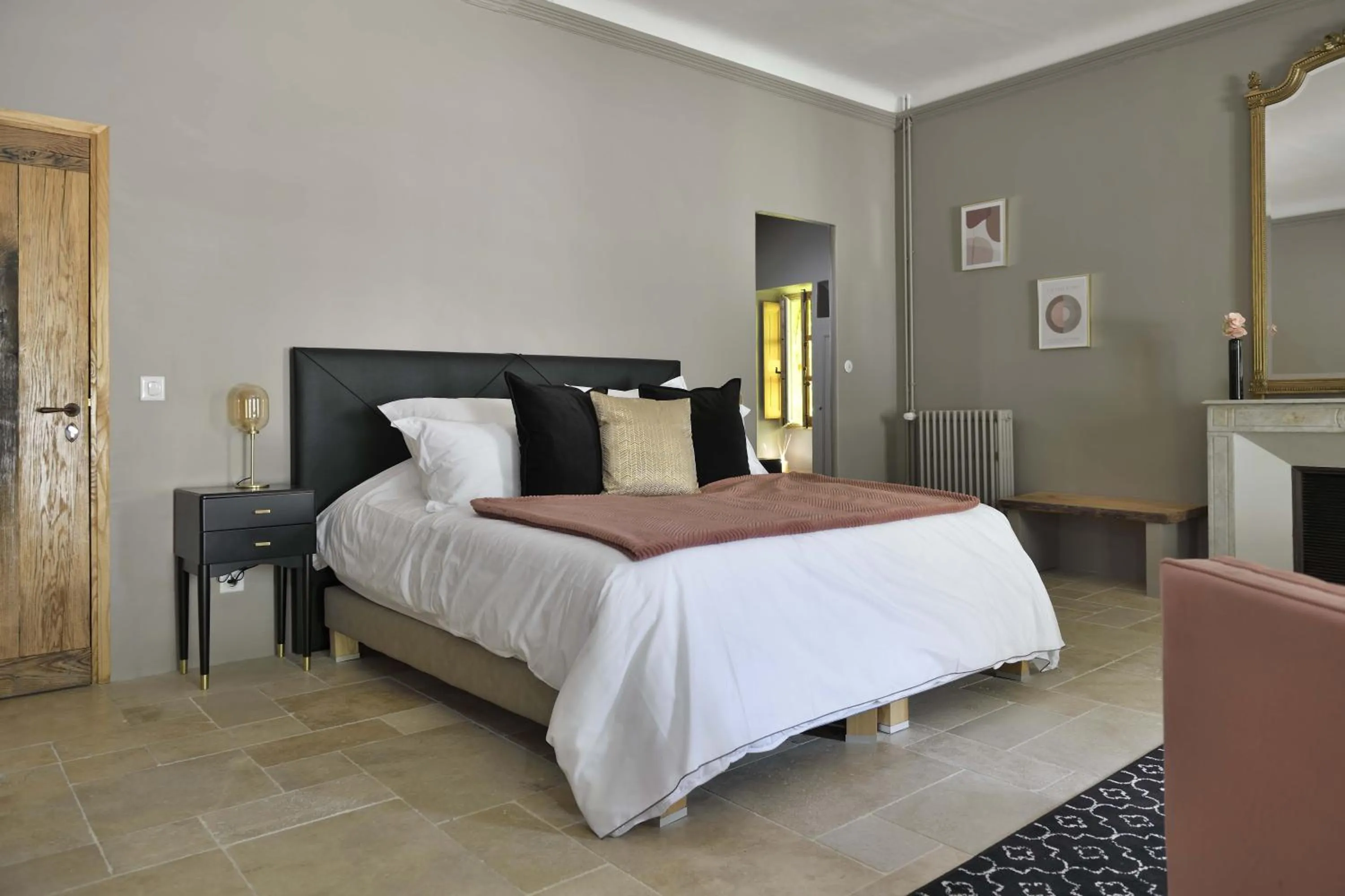 Photo of the whole room, Bed in La Maison de Lourmarin