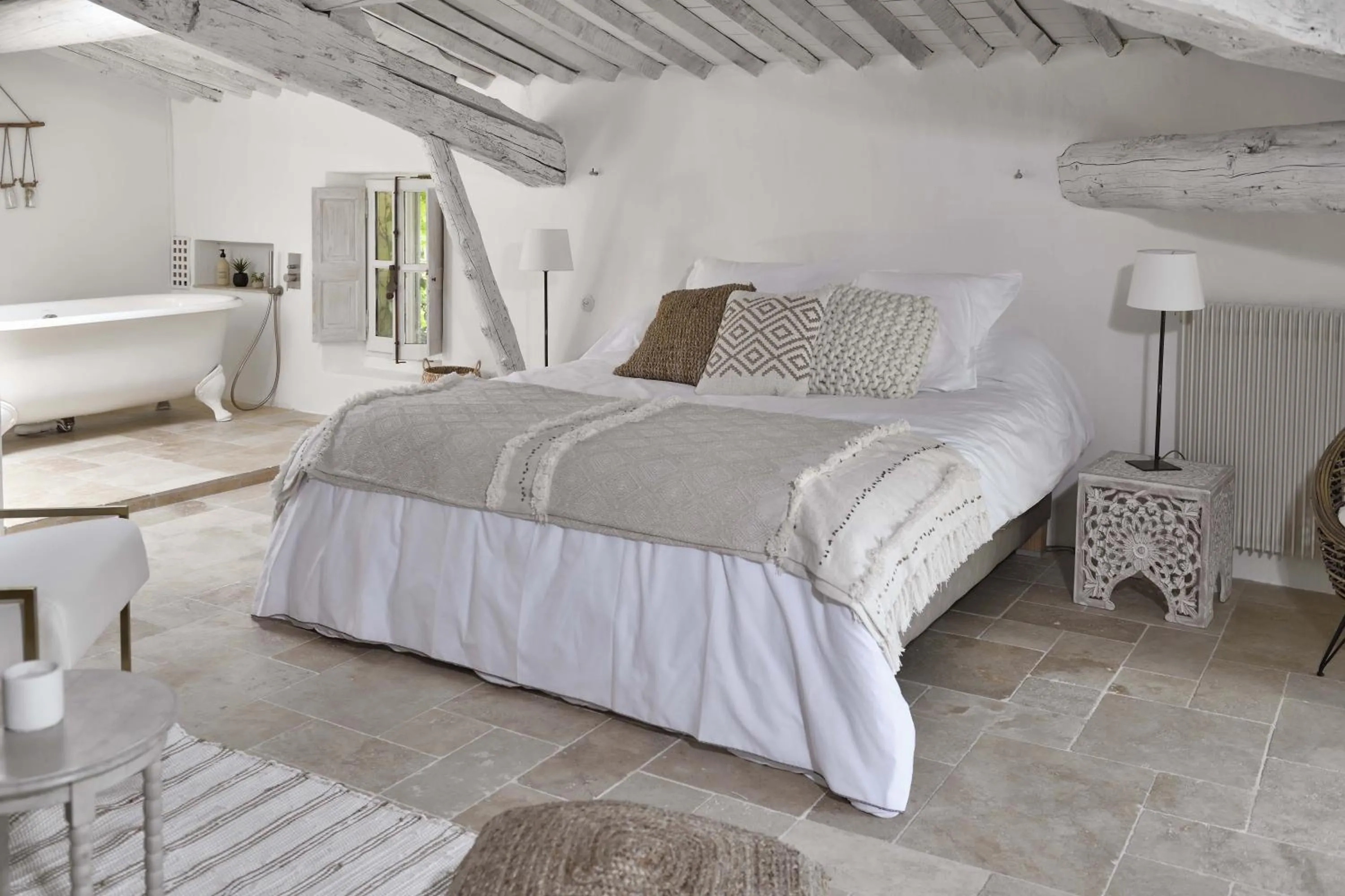 Photo of the whole room, Bed in La Maison de Lourmarin