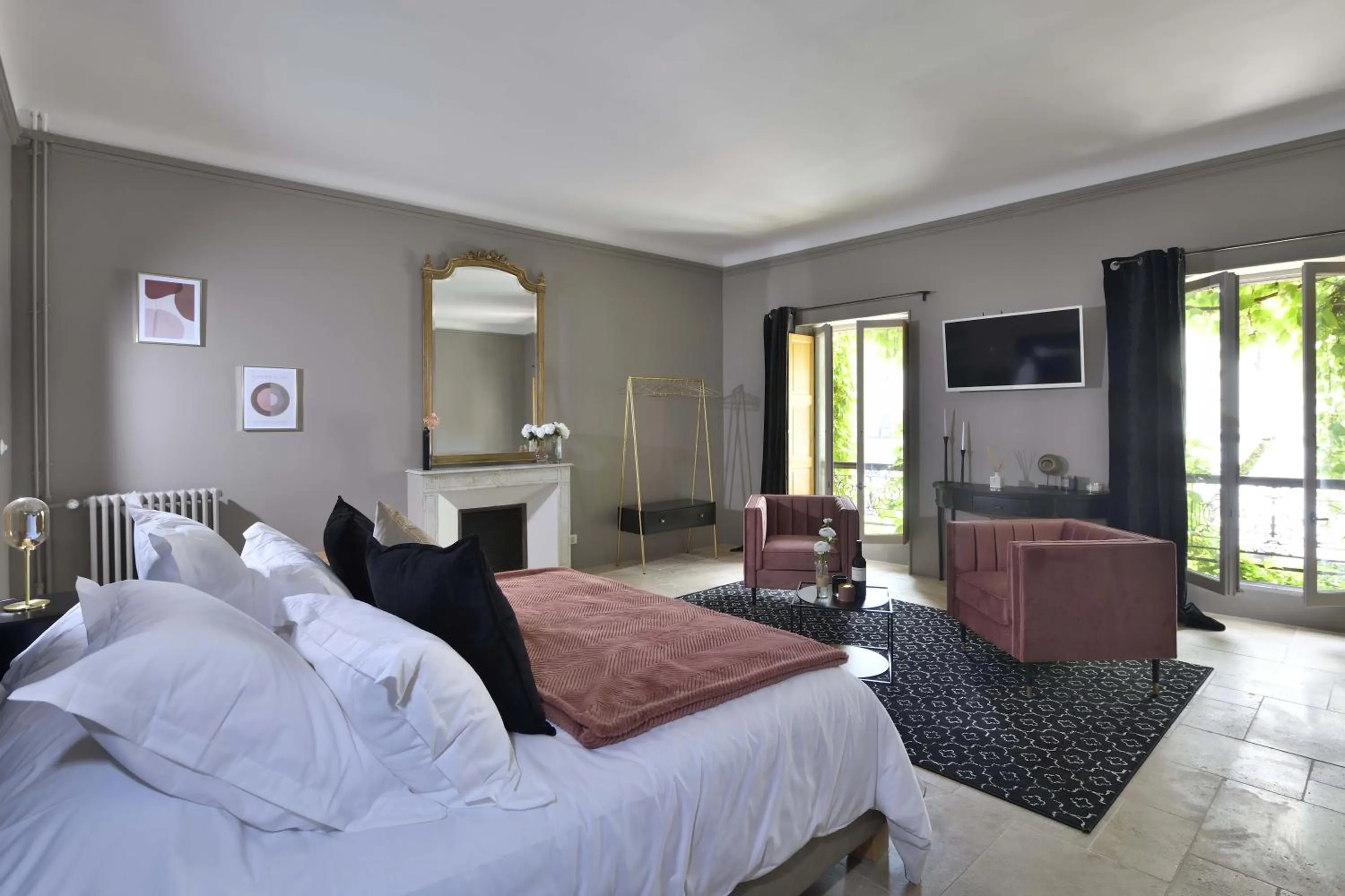 Photo of the whole room, Bed in La Maison de Lourmarin