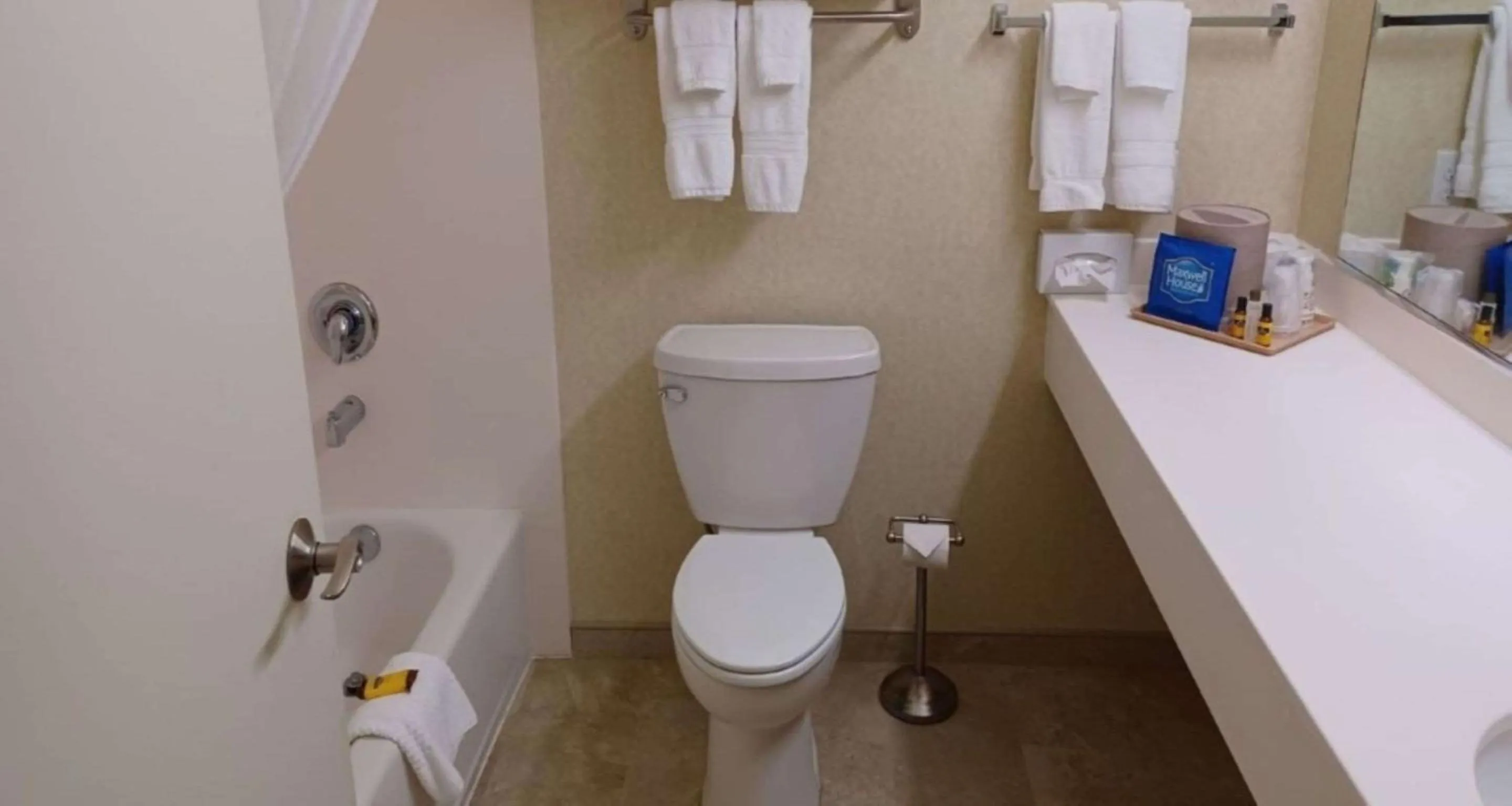 Bathroom in SureStay Hotel by Best Western Eureka