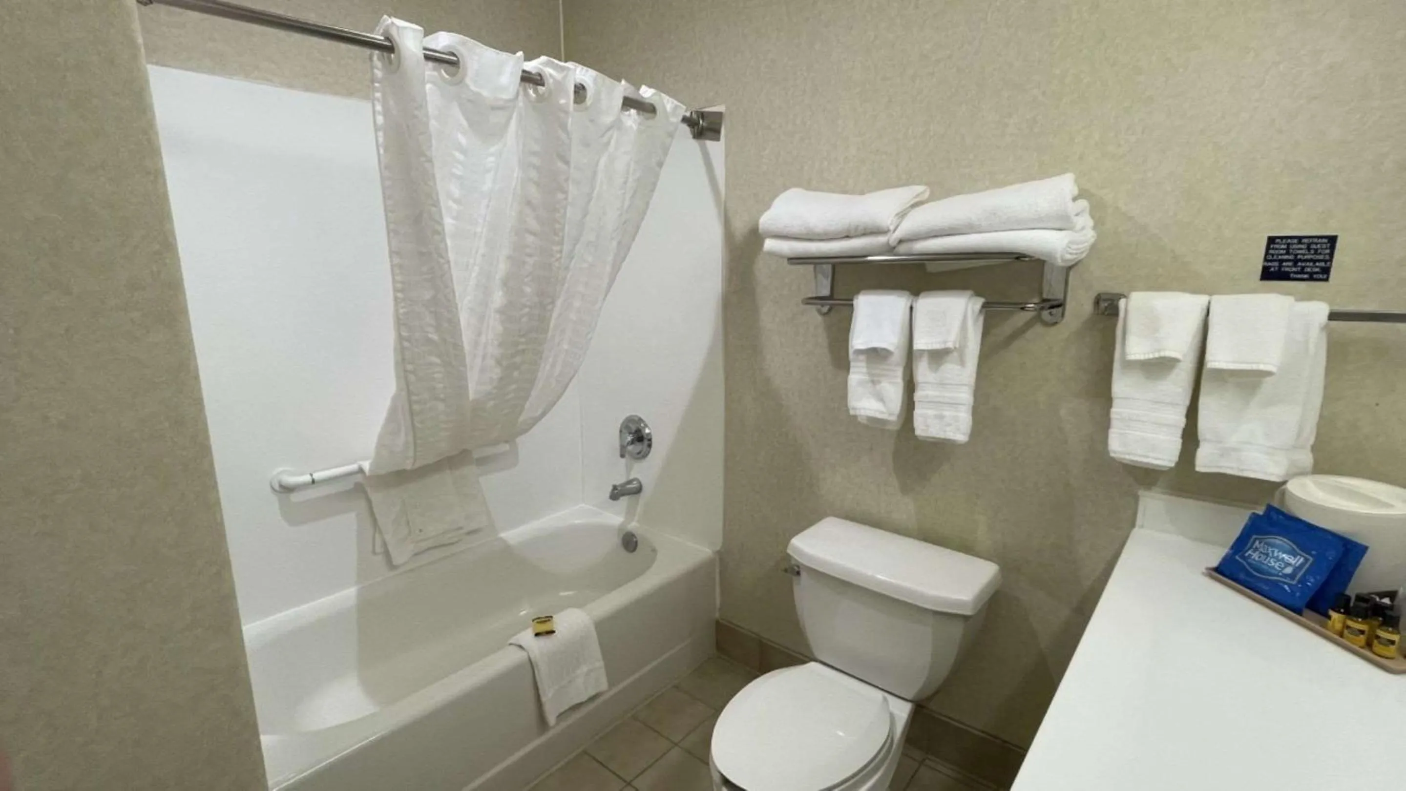 Shower in SureStay Hotel by Best Western Eureka