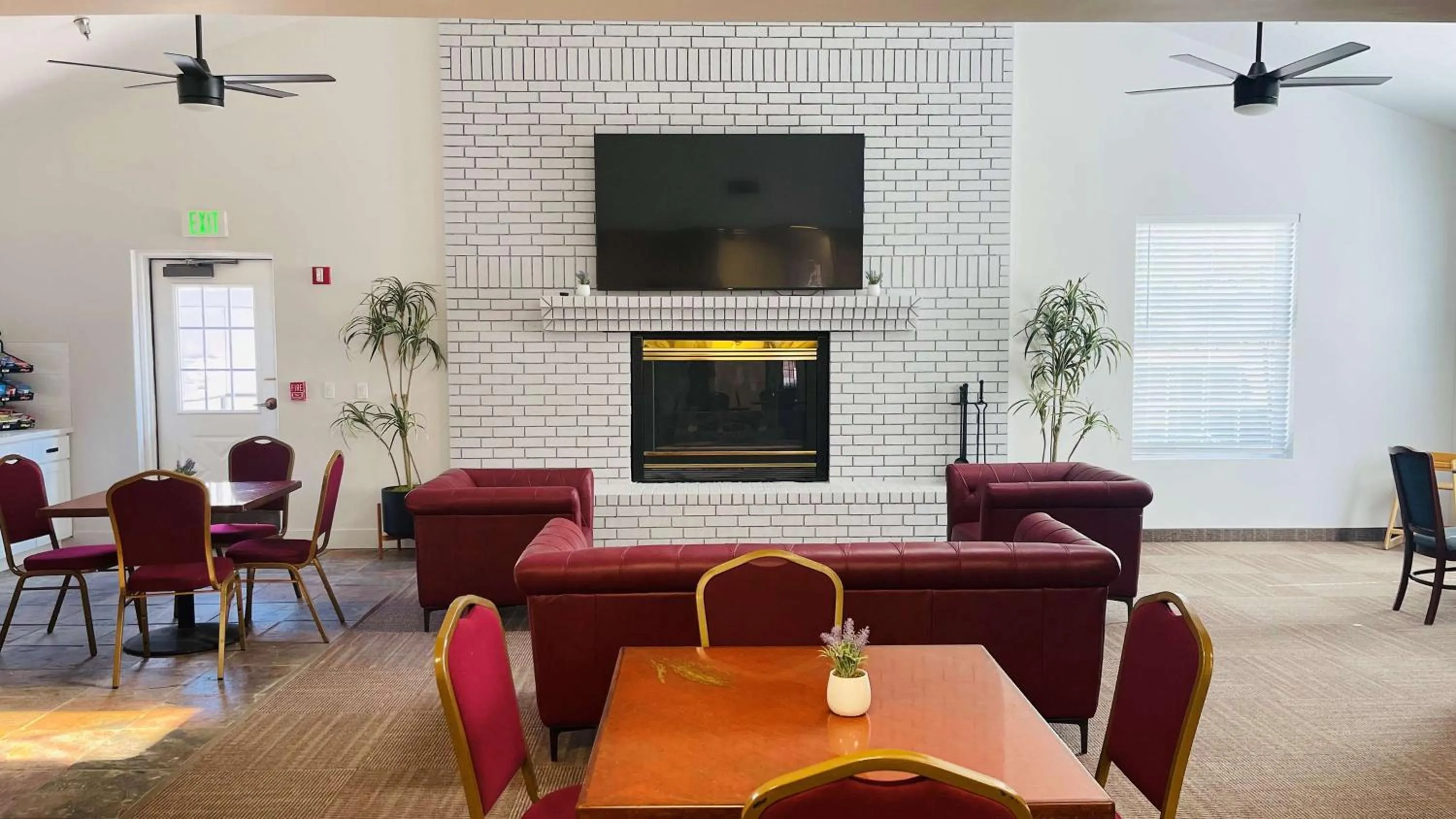 Seating area in SureStay Hotel by Best Western Eureka