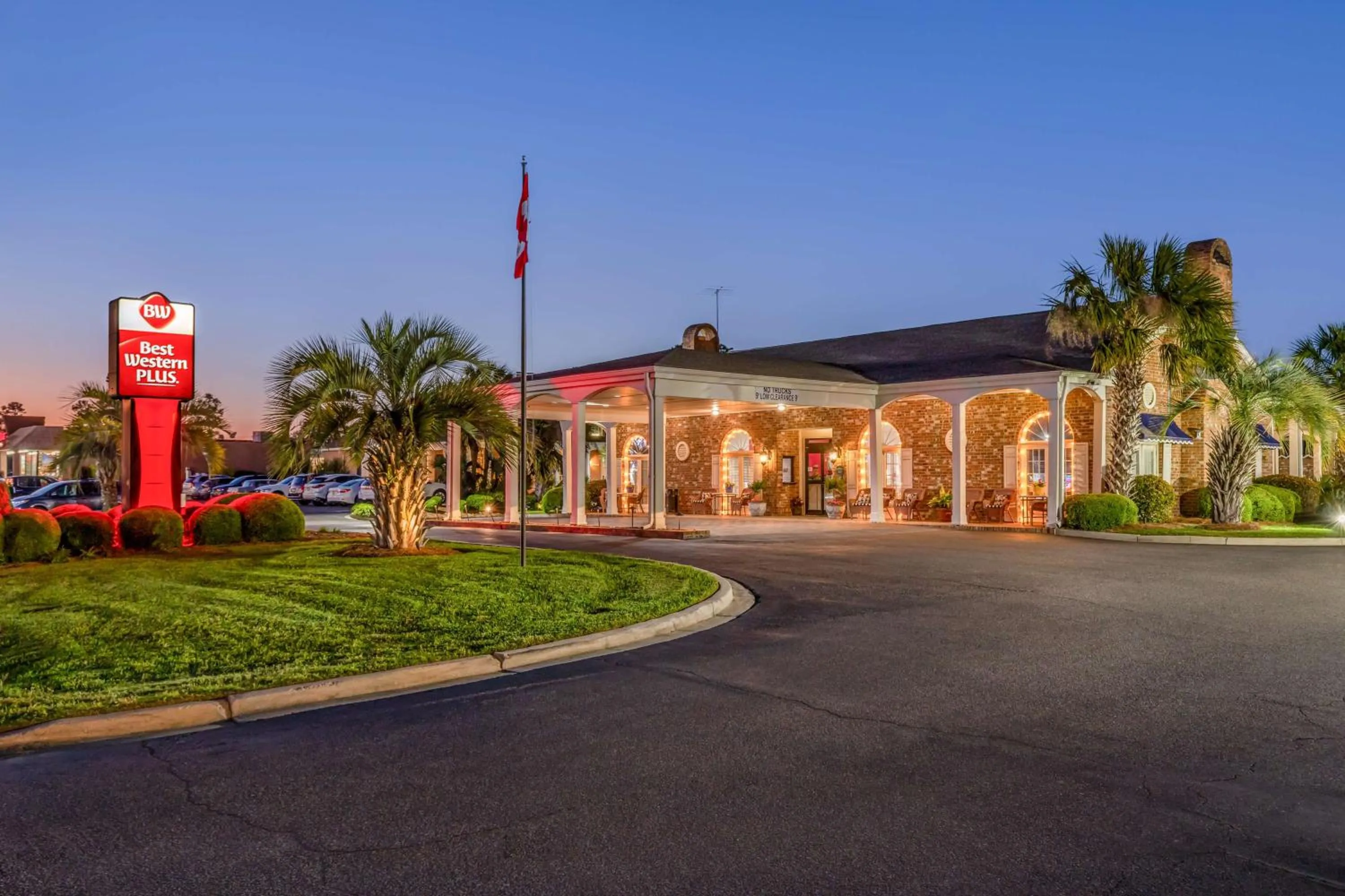 Property building in Best Western PLUS Santee Inn