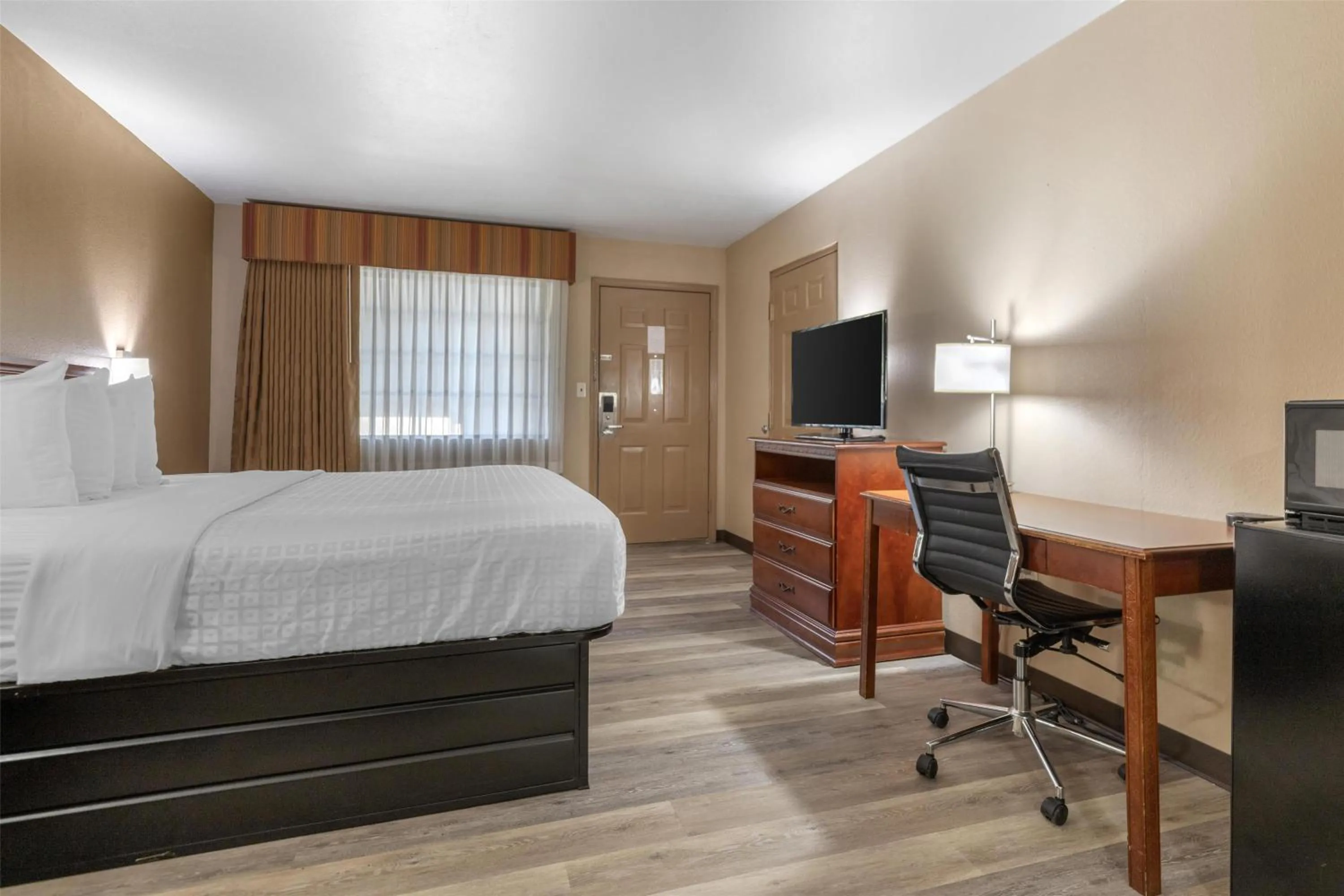 Bedroom, Bed in SureStay Plus Hotel by Best Western Poteau