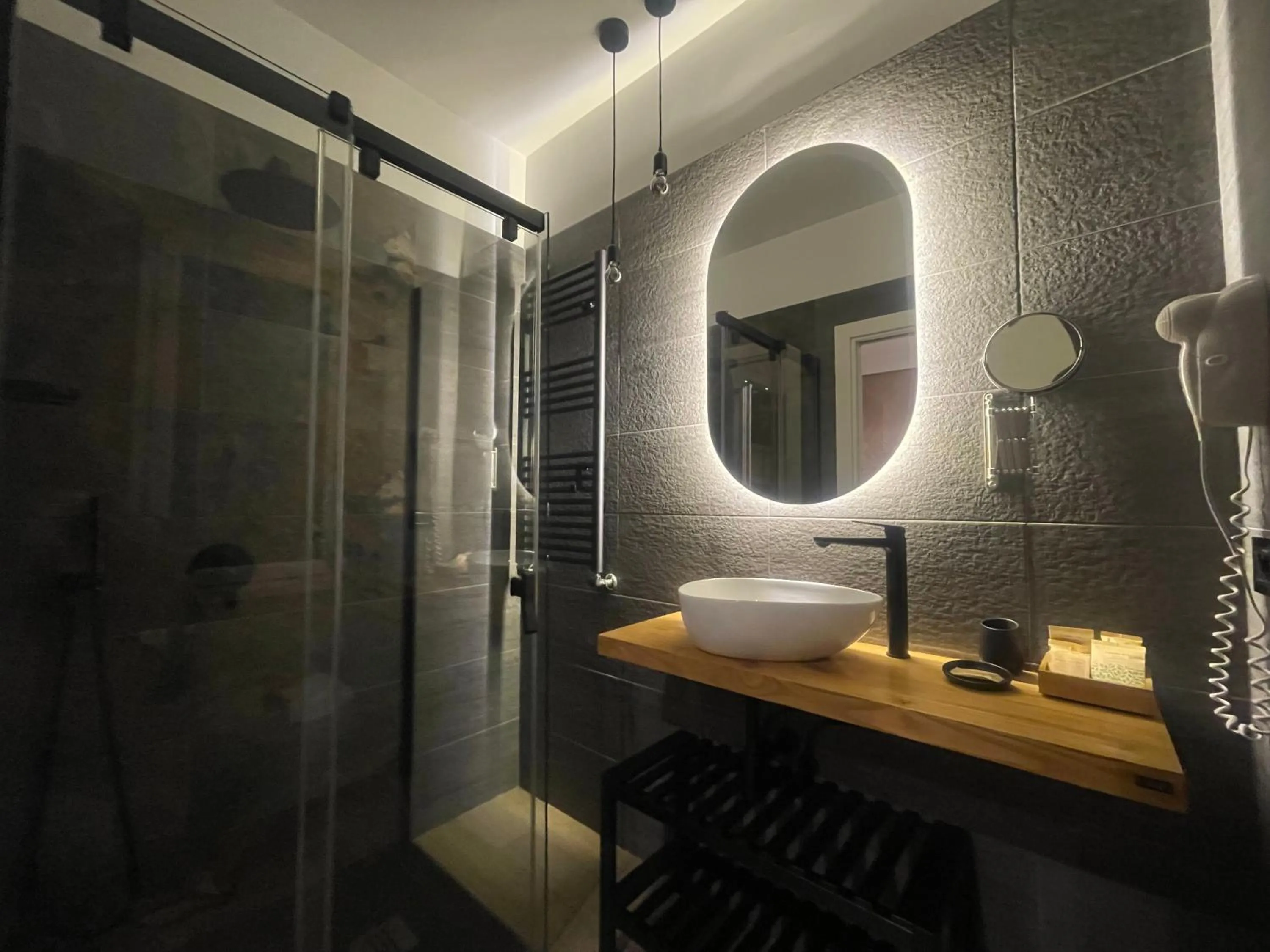 Shower in Pompeii Central Home