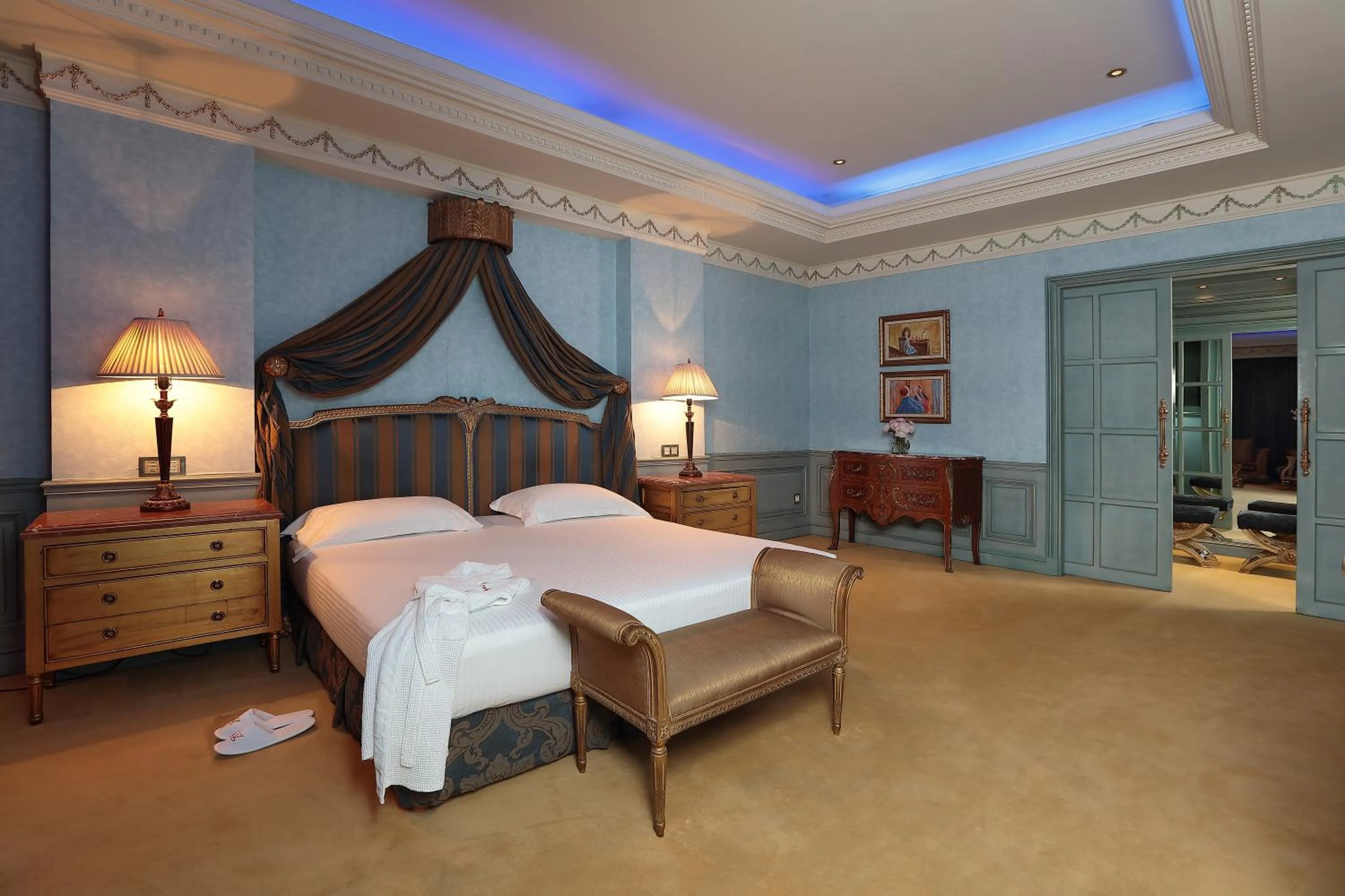 Bed in Le Royal Hotel - Beirut