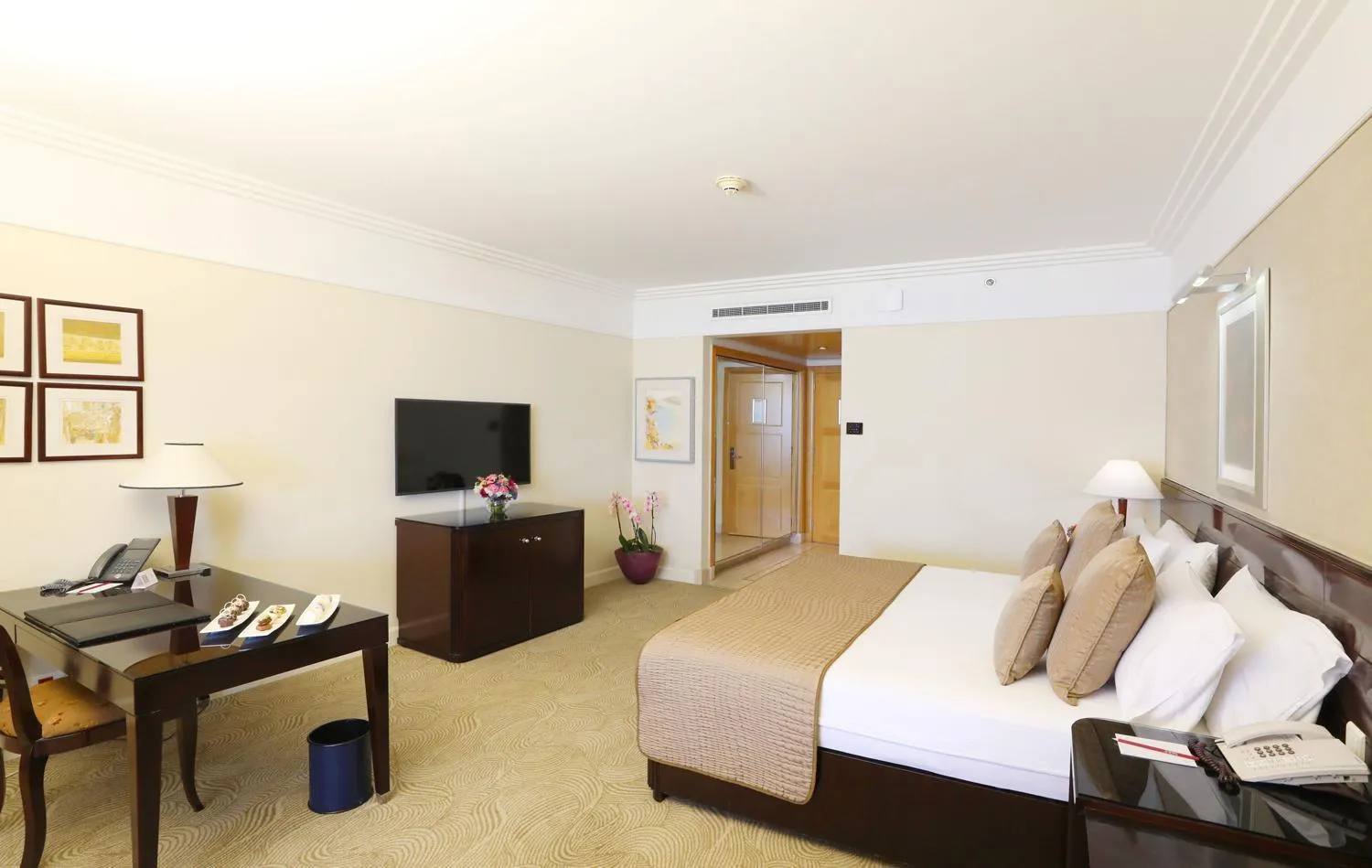 Bed in Le Royal Hotel - Beirut