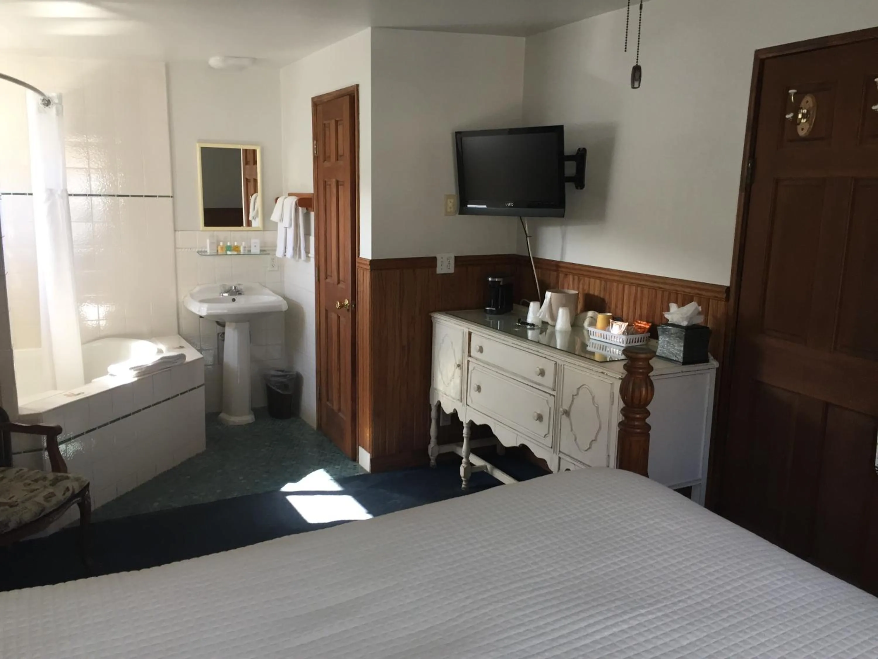 Bathroom, Bed in Catalina Island Seacrest Inn