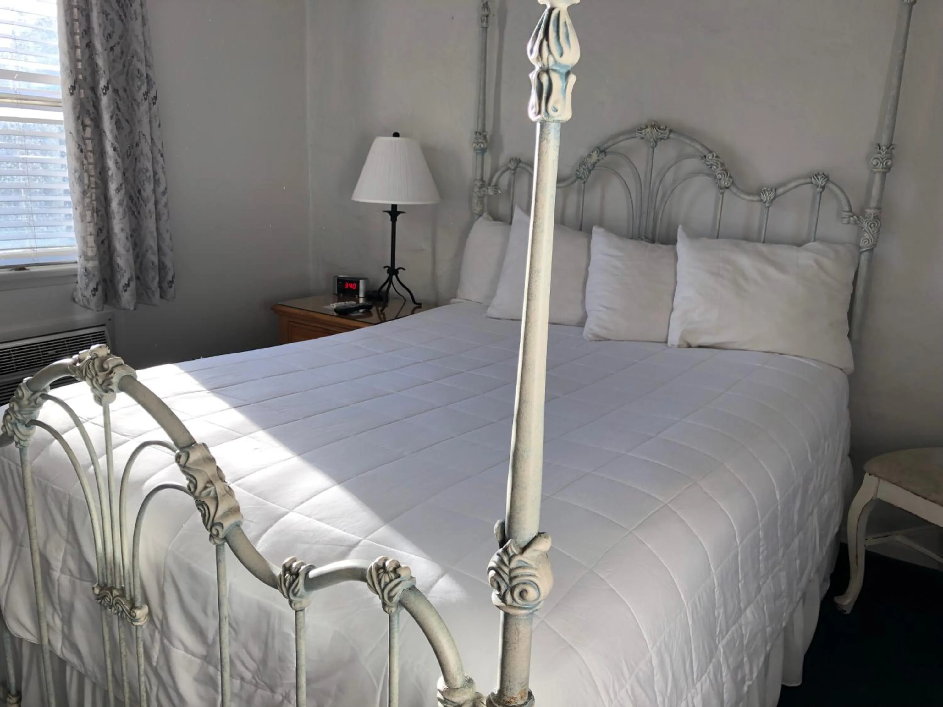 Bedroom, Bed in Catalina Island Seacrest Inn