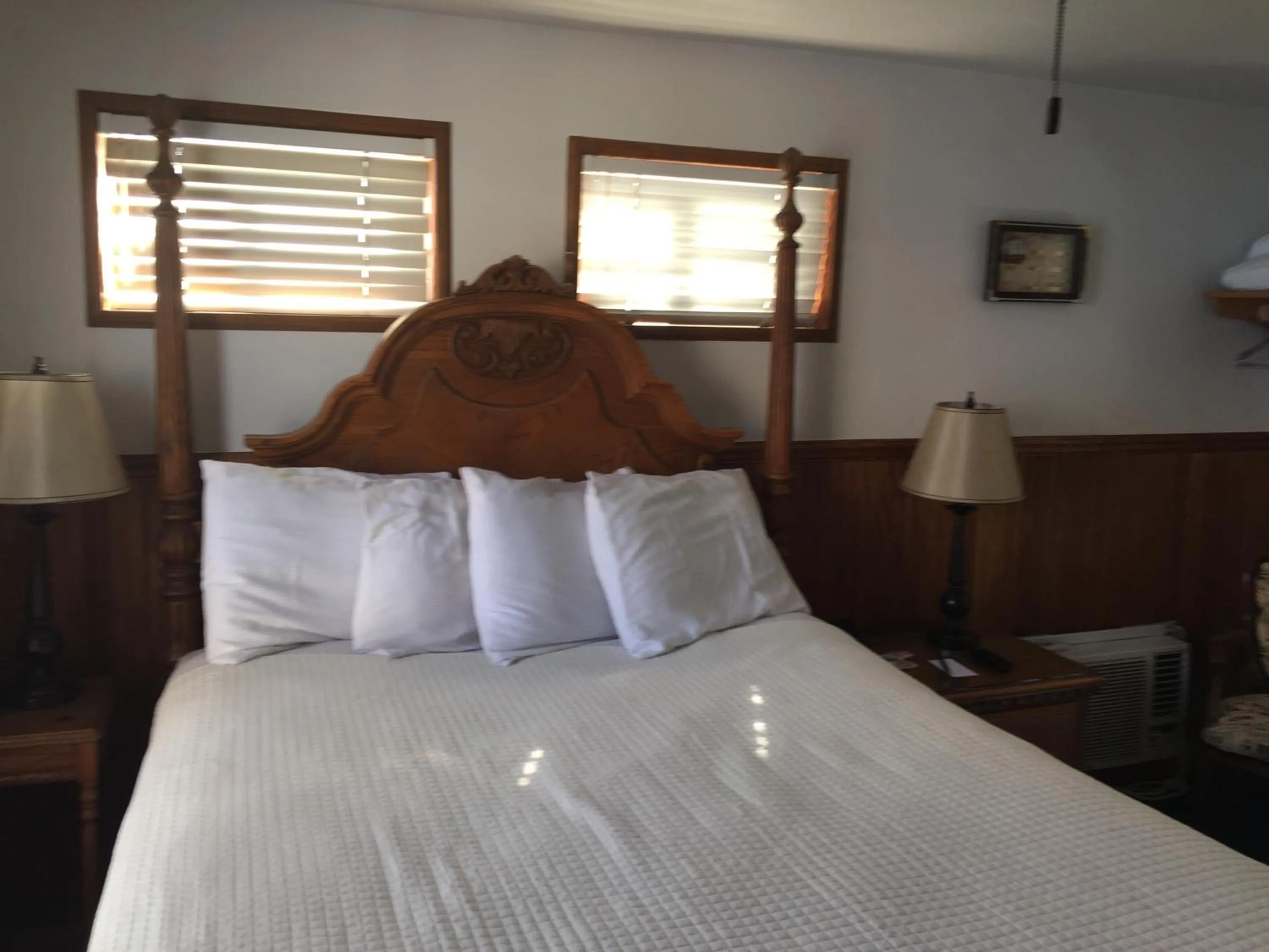 Bedroom, Bed in Catalina Island Seacrest Inn