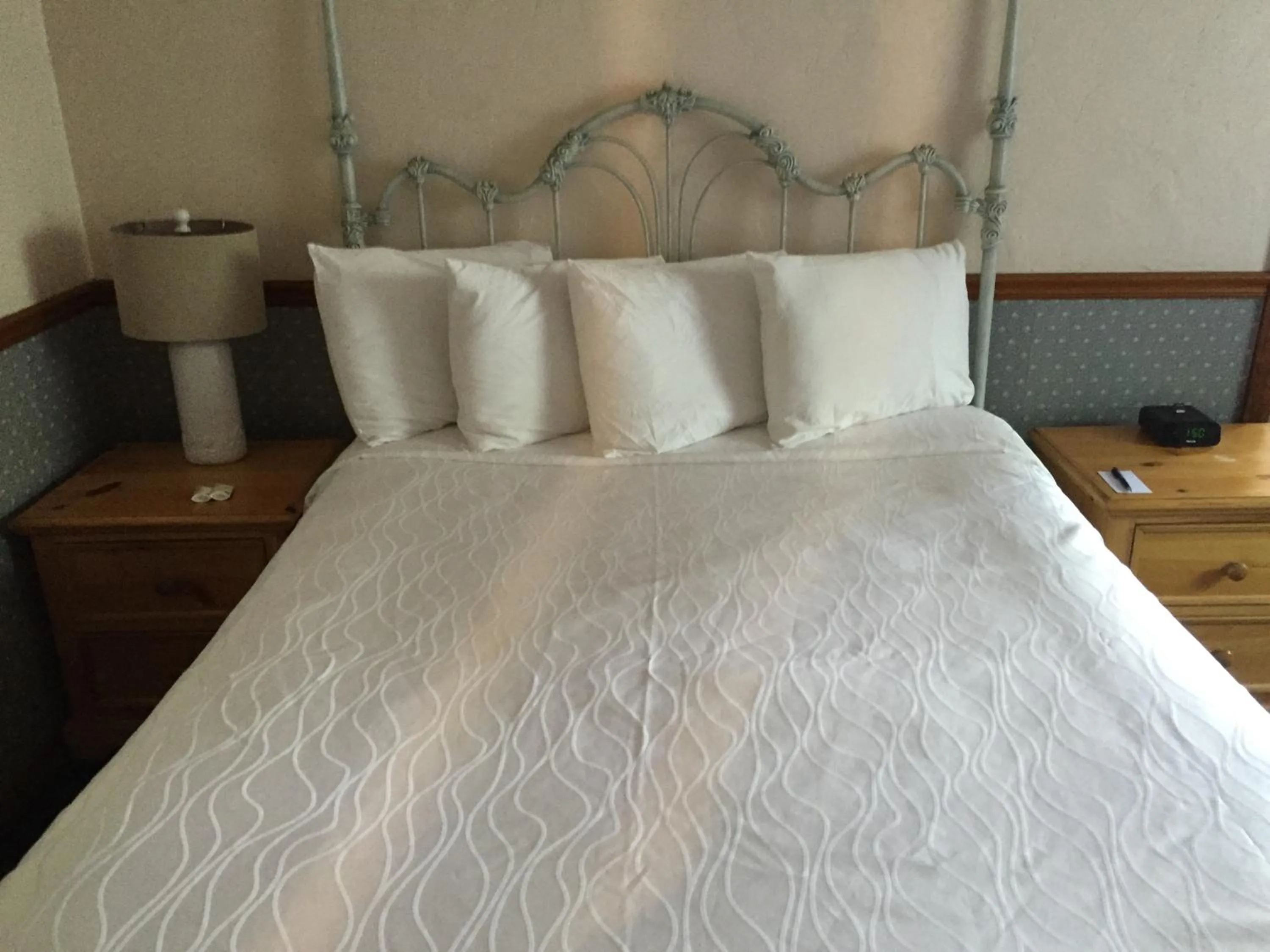 Bed in Catalina Island Seacrest Inn