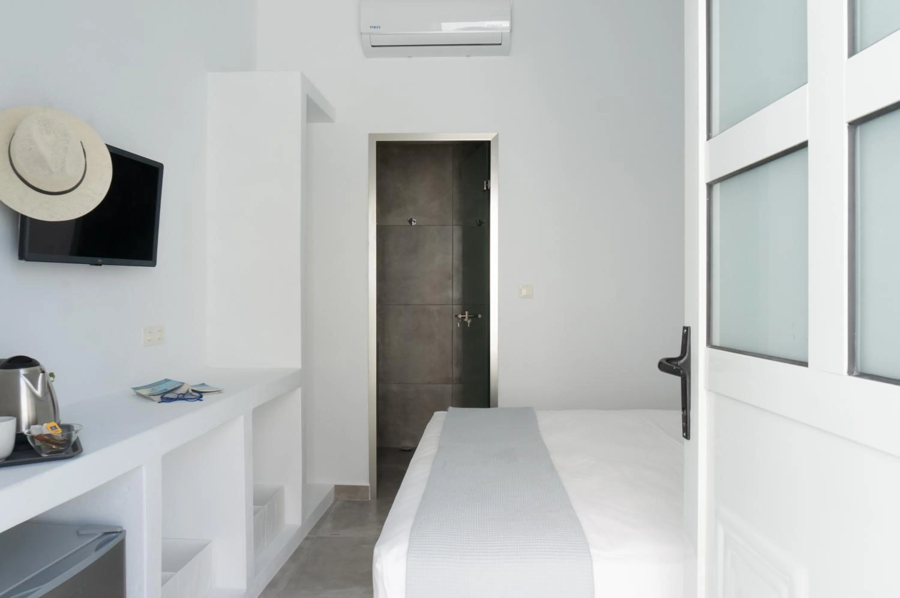 Photo of the whole room, Bed in Pelican Paros