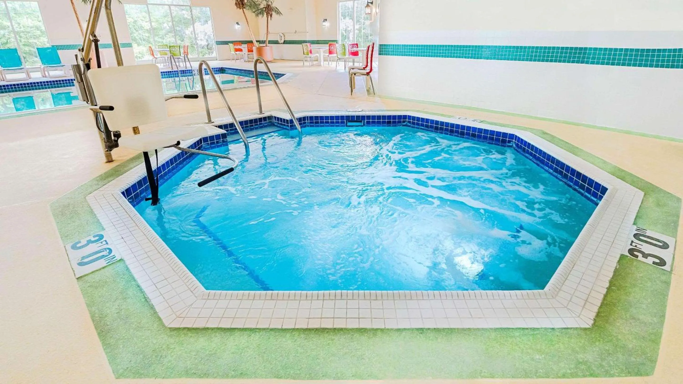 Swimming pool in Country Inn & Suites by Radisson, Appleton Airport - Fox River Mall Area